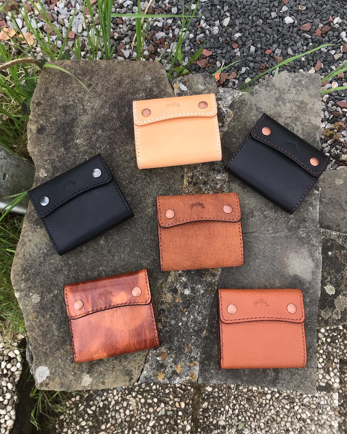 New wallets. Italian leathers from @beltsproduction . Handsewn as always. 

#wallet #wallets #portefeuille #leatherwallet #leathercraft #artisan #fetedesmeres #local #localbusiness #liege #liege #lesanglier #faitmain #arrisanat #artisanal #maroquiner