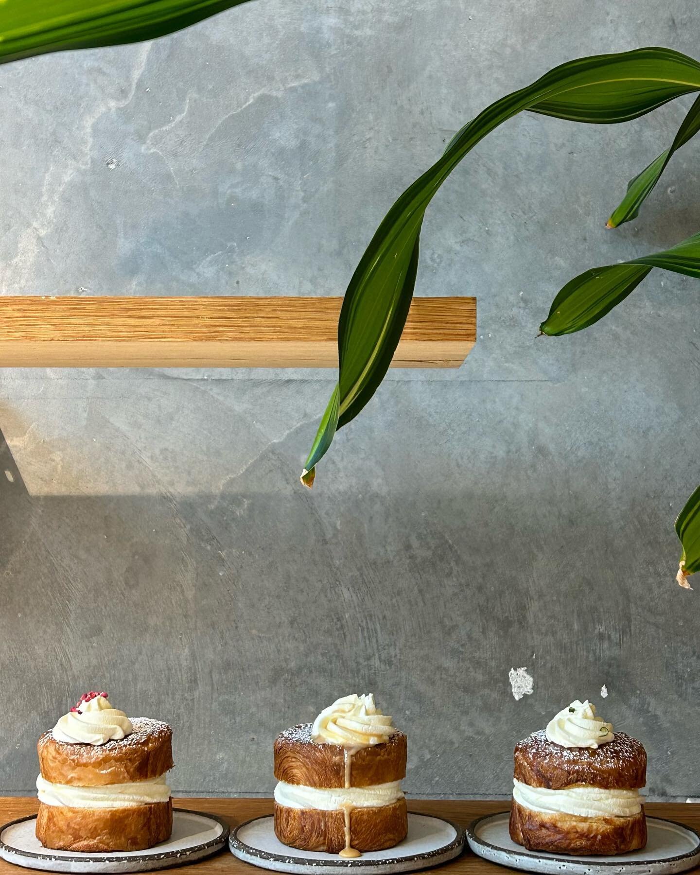 It&rsquo;s that time of year again!🩷🤎💚 This time around, our take on the fastelavn bolle comes in three great flavors: Lime, Raspberry, and Salted Caramel. Each wrapped in cozy mascarpone cream, and sandwiched in a custom round layered pastry. Gra