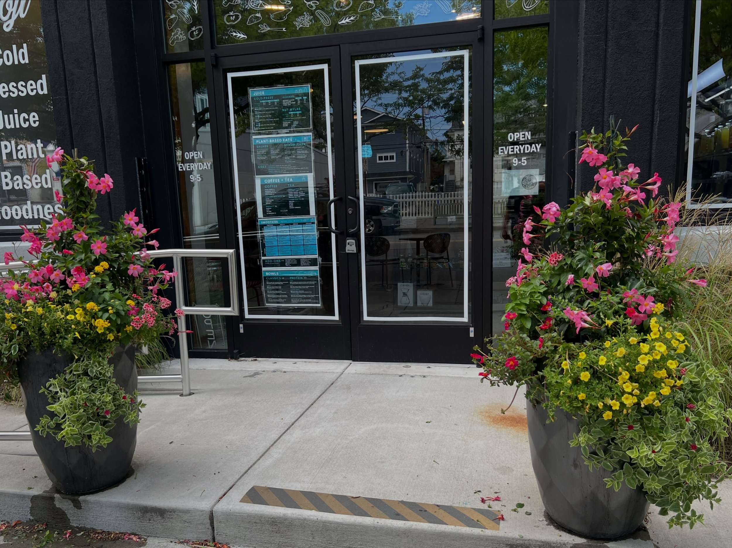 One storefront. Four seasons. 
🌸➡️🍁➡️❄️➡️🌱
This is what year-round seasonal planters look like in action.

Which season is your favorite?

Contact us today to get your business blooming year-round!
🖱️ langsgarden.com/thepottingshop 
💌 potting@la
