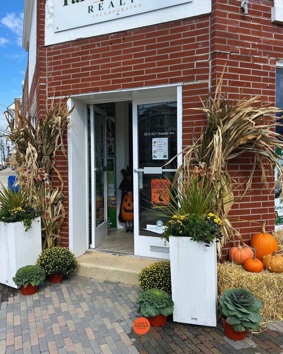 This storefront got the full fall treatment:

🎃 Our Pumpkin Spice-It-Up porch decoration package
🍂 Fresh seasonal pots planted by our Potting Shop team through the Seasonal Planter Program

The planters change with every season, so your business al