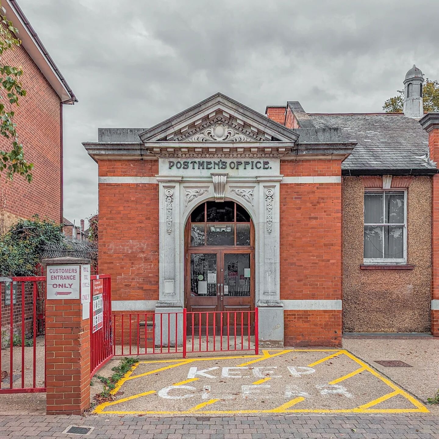 Royal Mail &quot;Postmen's Office&quot; New Southgate

#royalmail #postoffice #london