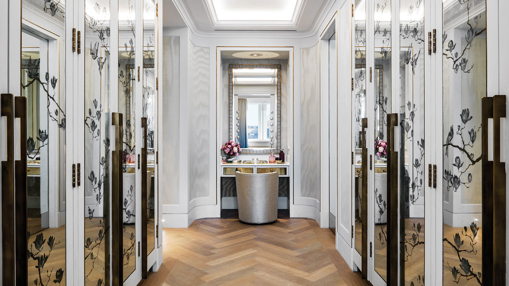 tllon-rooms-sterling-suite-dressingroom-1680-945.jpg
