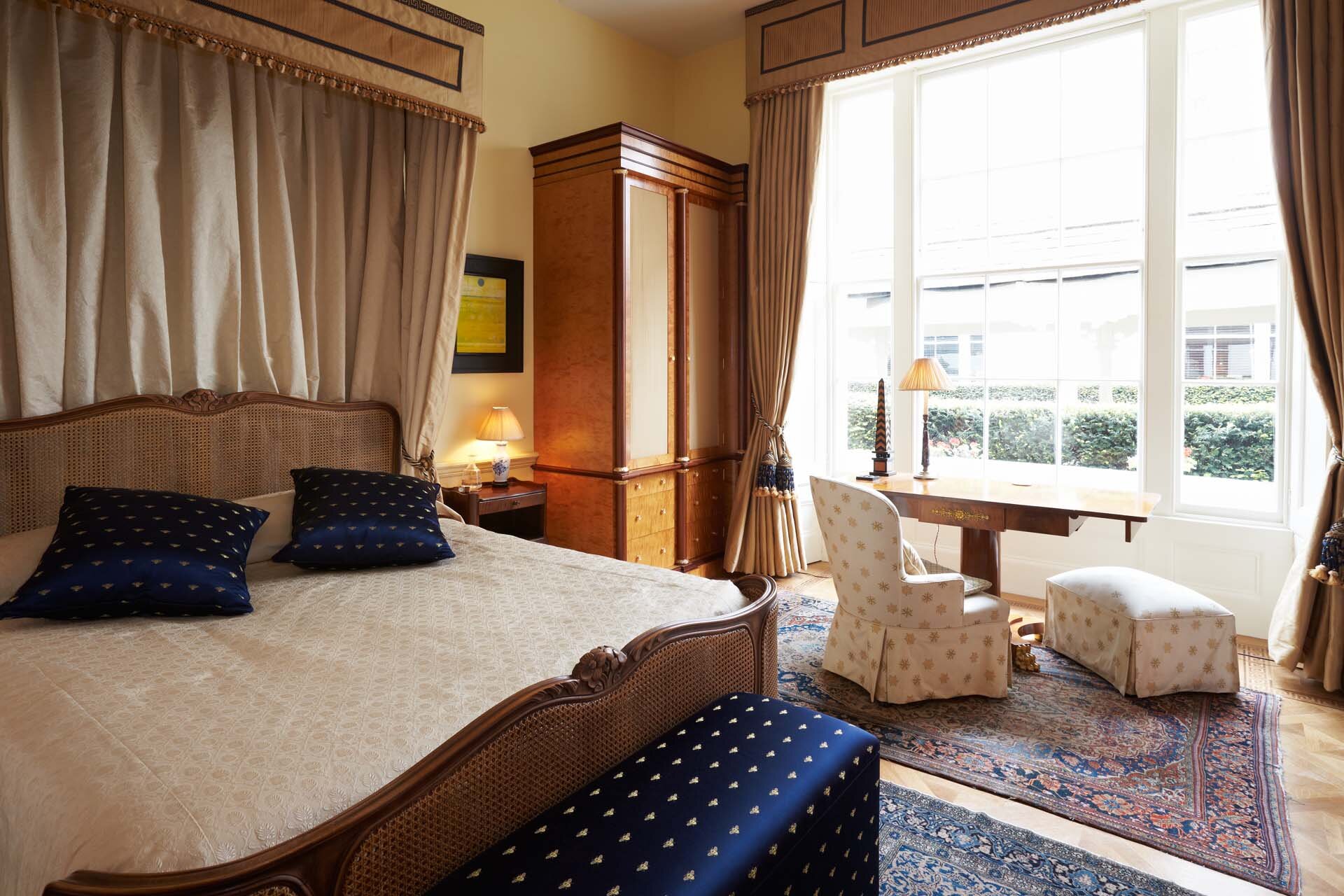 portfolio-1015-25-master-bedroom.jpg