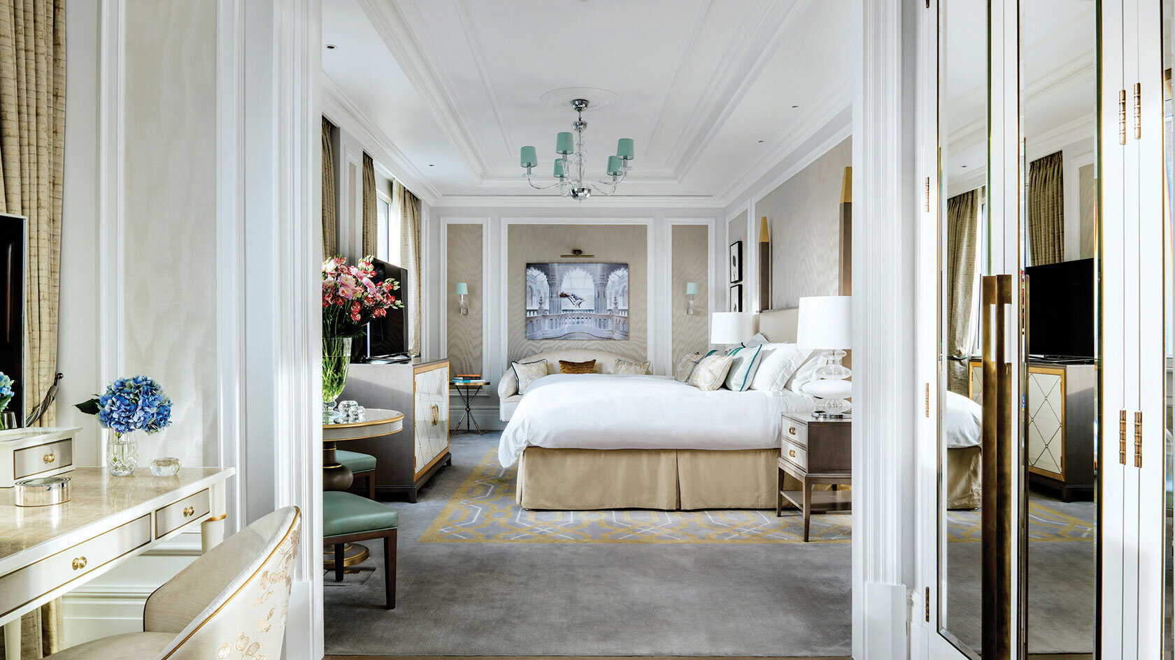 tllon-rooms-sterling-suite-guestbedroom22-1680-945.jpg