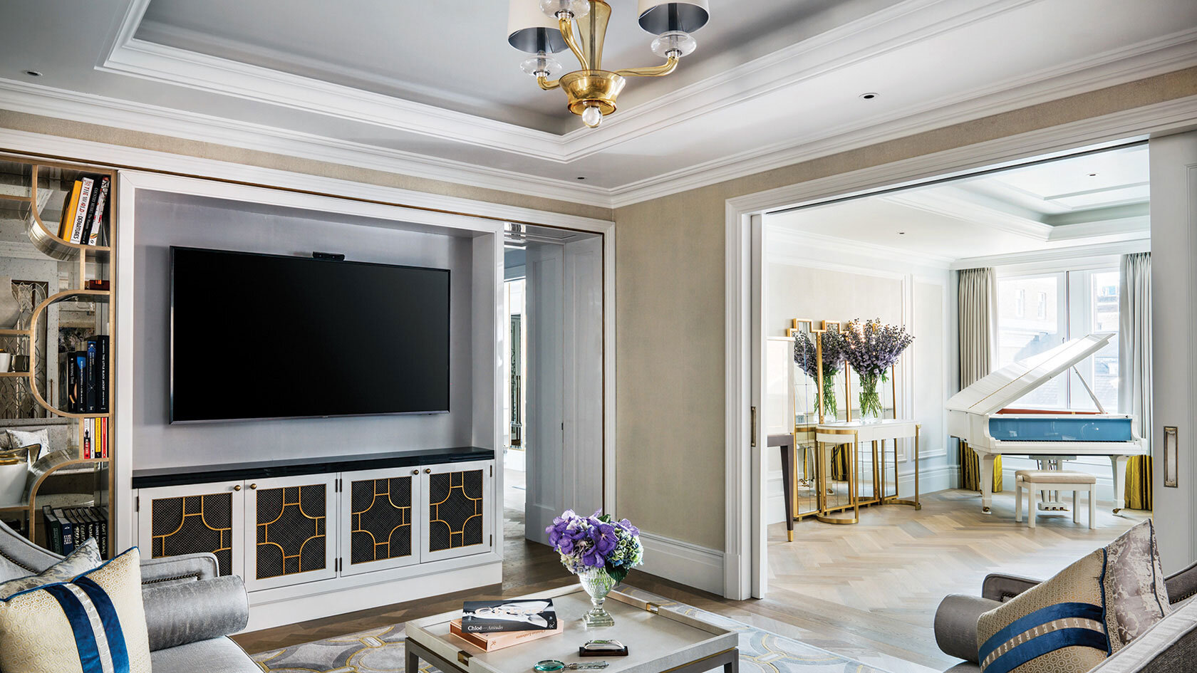 tllon-rooms-sterling-suite-media-1680-945.jpg