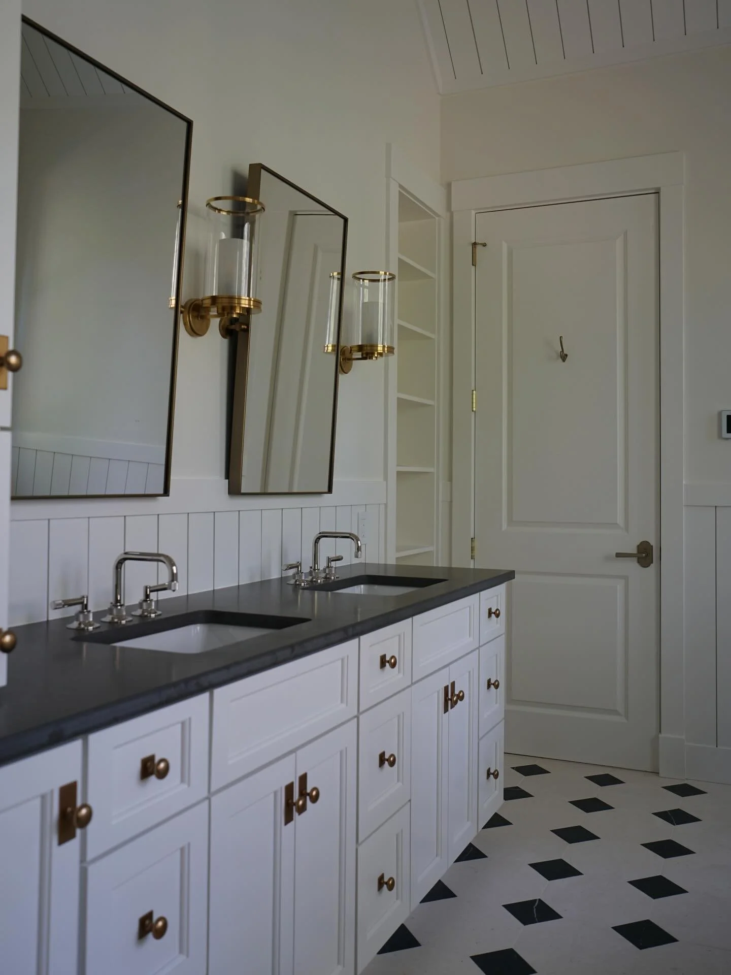 Will truly never be over our ground-up project in Rhode Island. Such a special home from start to finish.

Carpentry: Haller Homes Inc.
Interior Tile: GDL and Son Tile
Exterior + Interior Masonry: @oconnordesignbuild 
Architect: @dlrdimensionsinc 
Pa