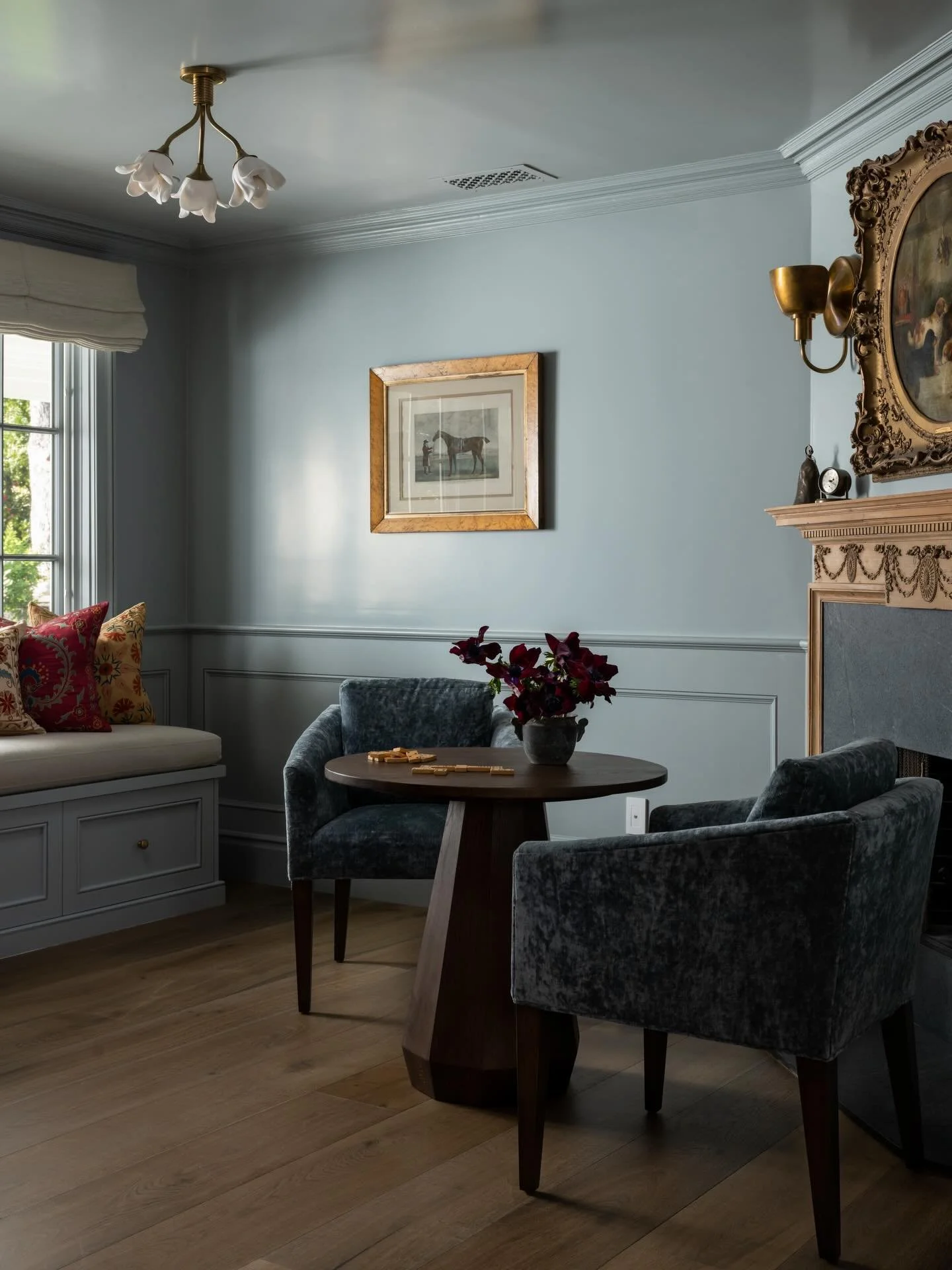 When in doubt, paint the room!

Photographer @mikeradfordphoto 
Stylist @holidaybyjaclyncartier
Collab with @gatehousestudio_