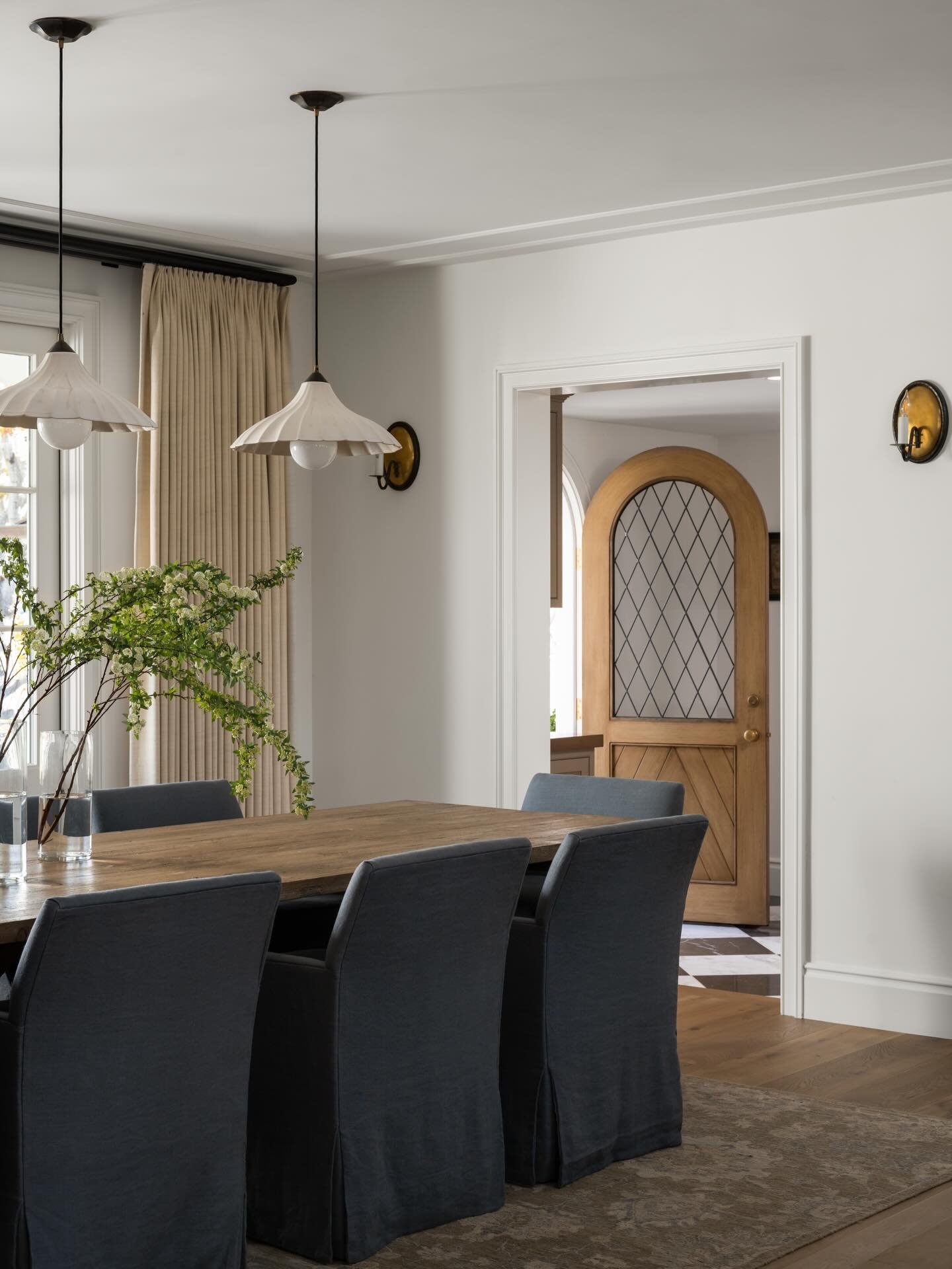 This dining room is the moment. 

Builder @peteblackci 
Design collab @gatehousestudio_ 
Photographer @mikeradfordphoto 
Stylist @holidaybyjaclyncartier