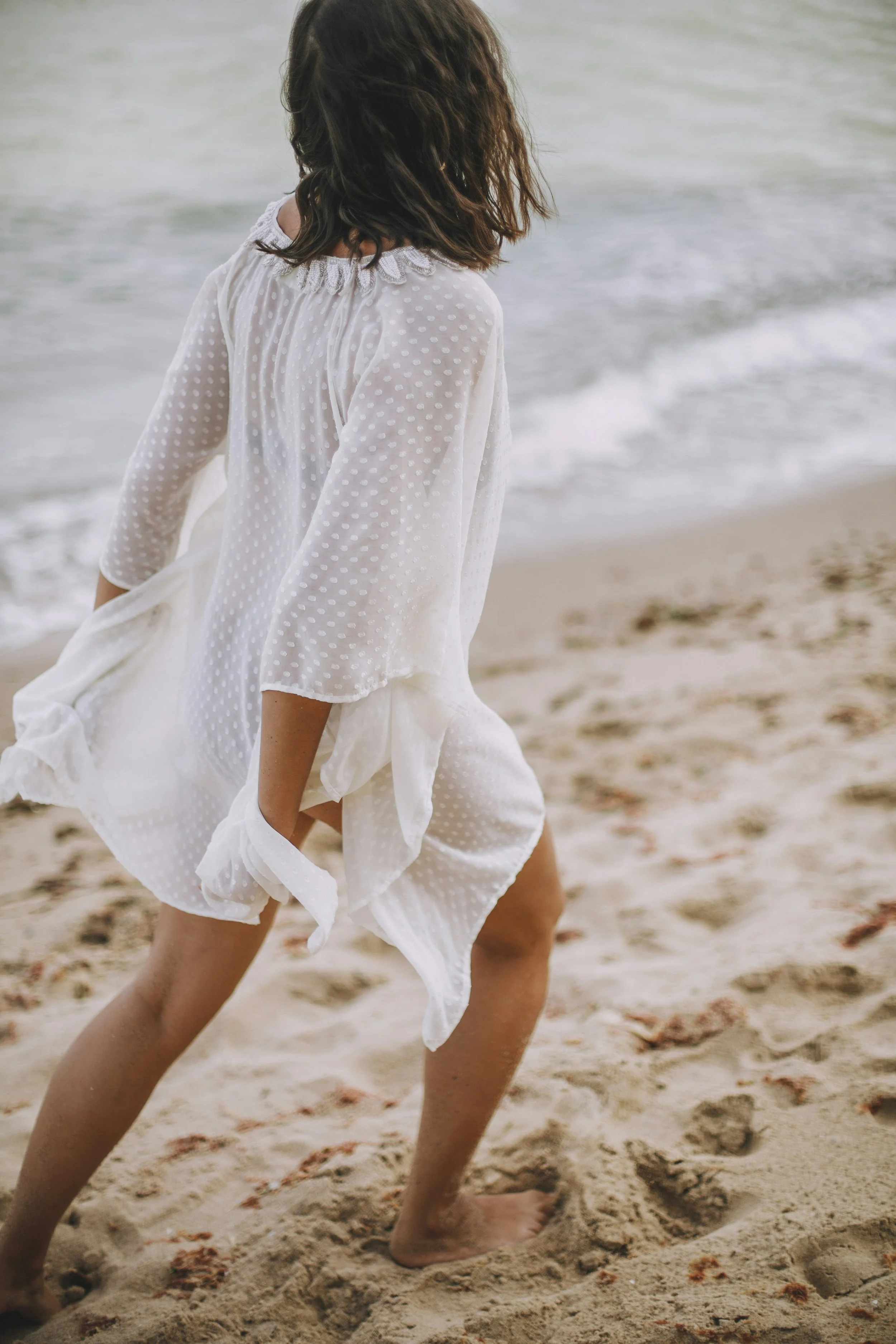 woman walking on beach for sumer weight loss reset portsmouth nh