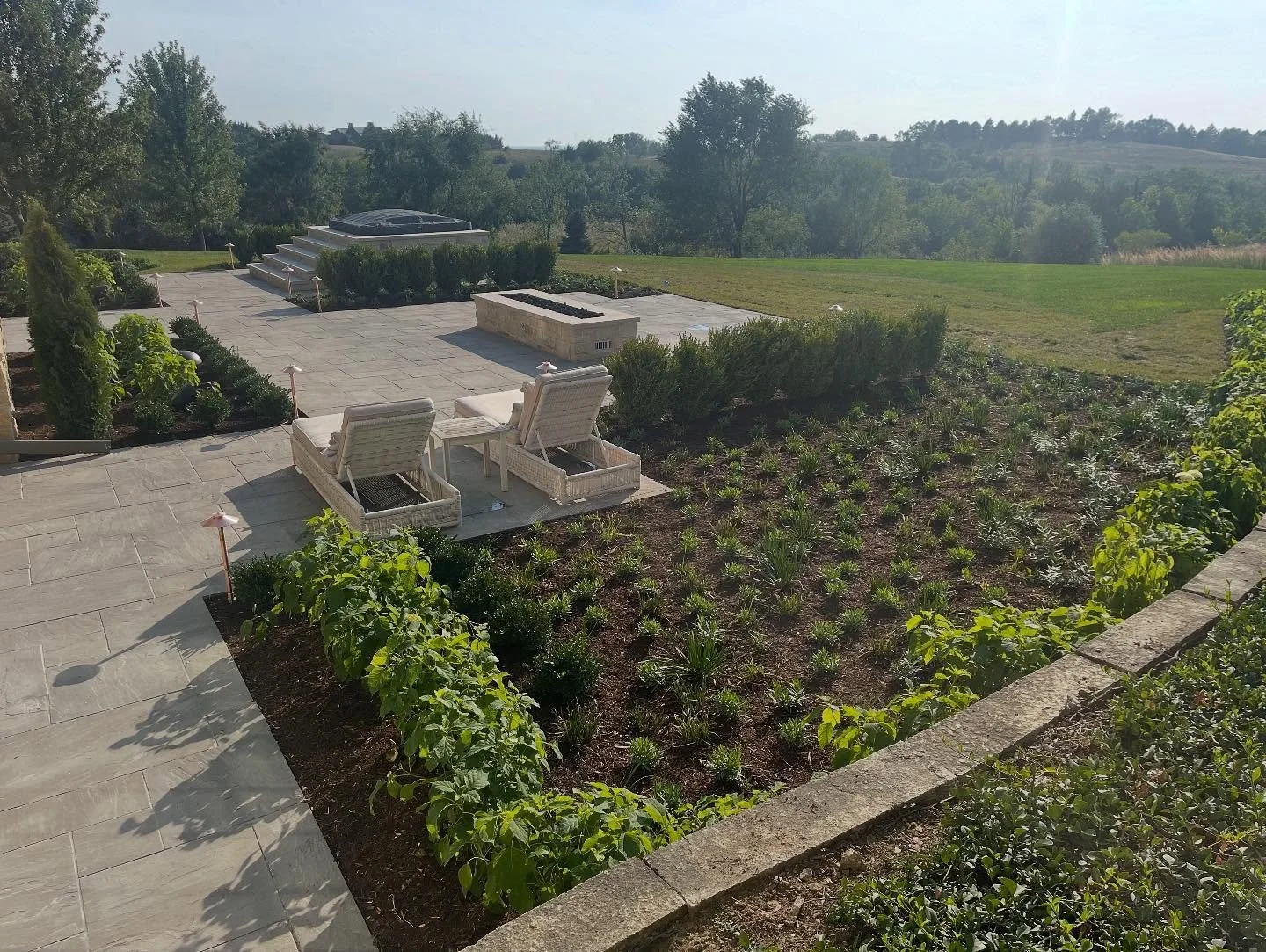 PATIO WITH A VIEW || 👀🤌😍 

&ldquo;Lee Builders NAILED IT! We appreciate the level of detail and transparency throughout the entire process. The end results exceeded our expectations - Thank you!&rdquo;

A huge shout to @kinghorngardens on the incr