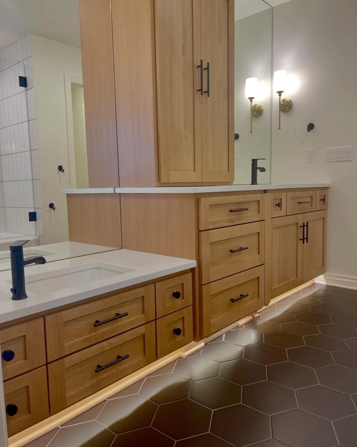 K I D S  B A T H R O O M || ❤️👌🙇&zwj;♂️

This one was special for many reasons. And, one very in particularly small reason&hellip; 

&ldquo;Lee Builders, thank you so much for taking on this special bathroom project! Our goal was to create a space 