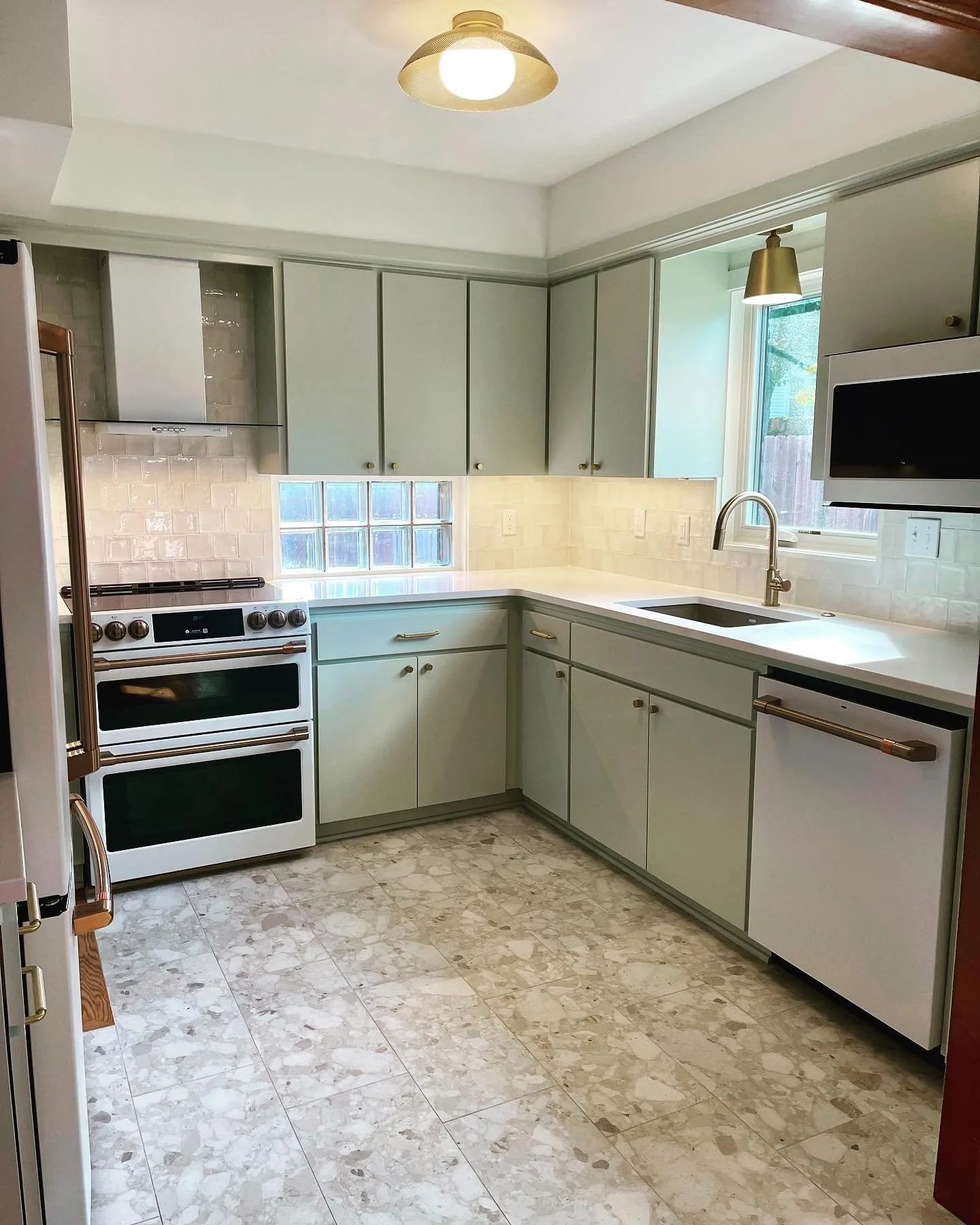 K I T C H E N  U P G R A D E || 👏😻👌

&ldquo;Lee Builders and I have been working together for months, almost a full year, on the decision to remodel our existing kitchen. They have put up with my indecisiveness from the start! I am so glad we took