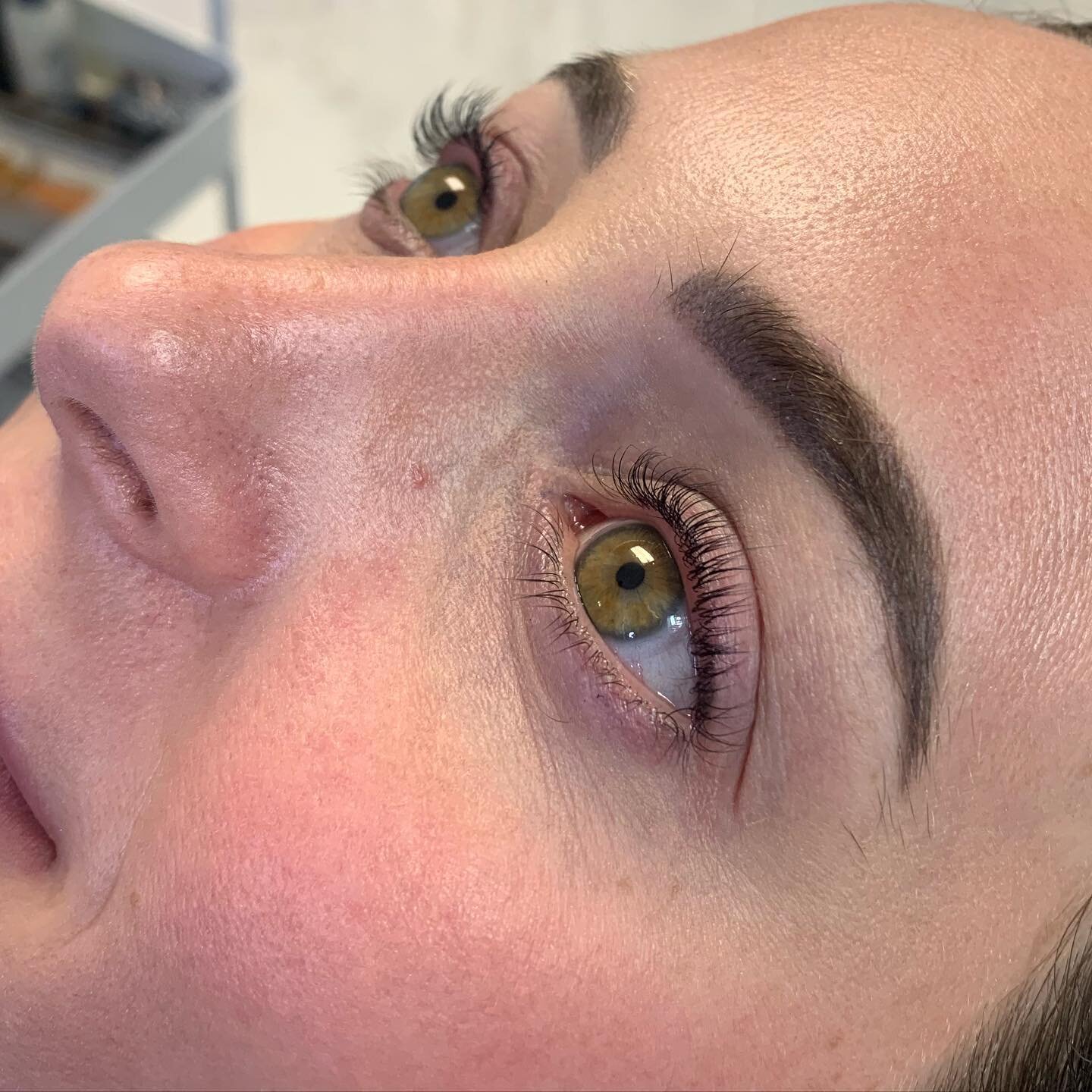 Time to ditch your mascara for summer 🗑️ 👋🏽 

No one has time for black streaks running down your face when you&rsquo;re doing your hot girl walk out of the ocean 🤷🏻&zwj;♀️

#lashlift #lashtint #picoftheday #pittsburgh #pittsburghsalon #pittsbur
