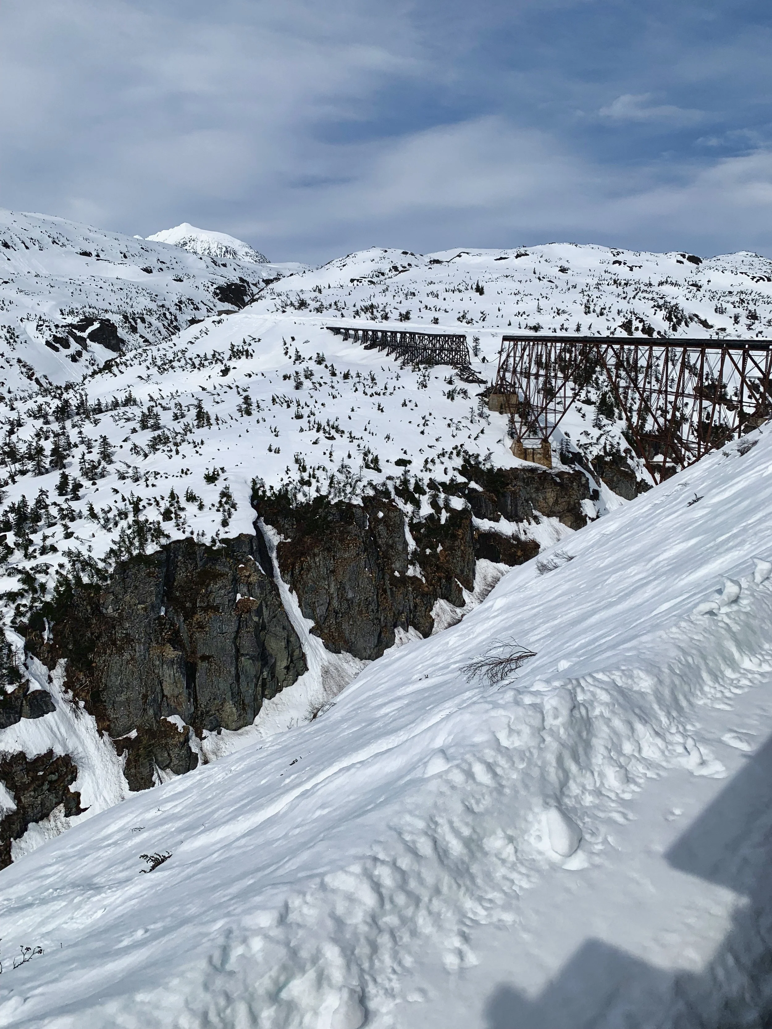 This old steel bridge was built in 1900; bypassed and abandoned in 1969. In the next picture you will see the location of this old and the "new" bridge that replaced it. Click on this picture if you are interested to read an engineering article publi