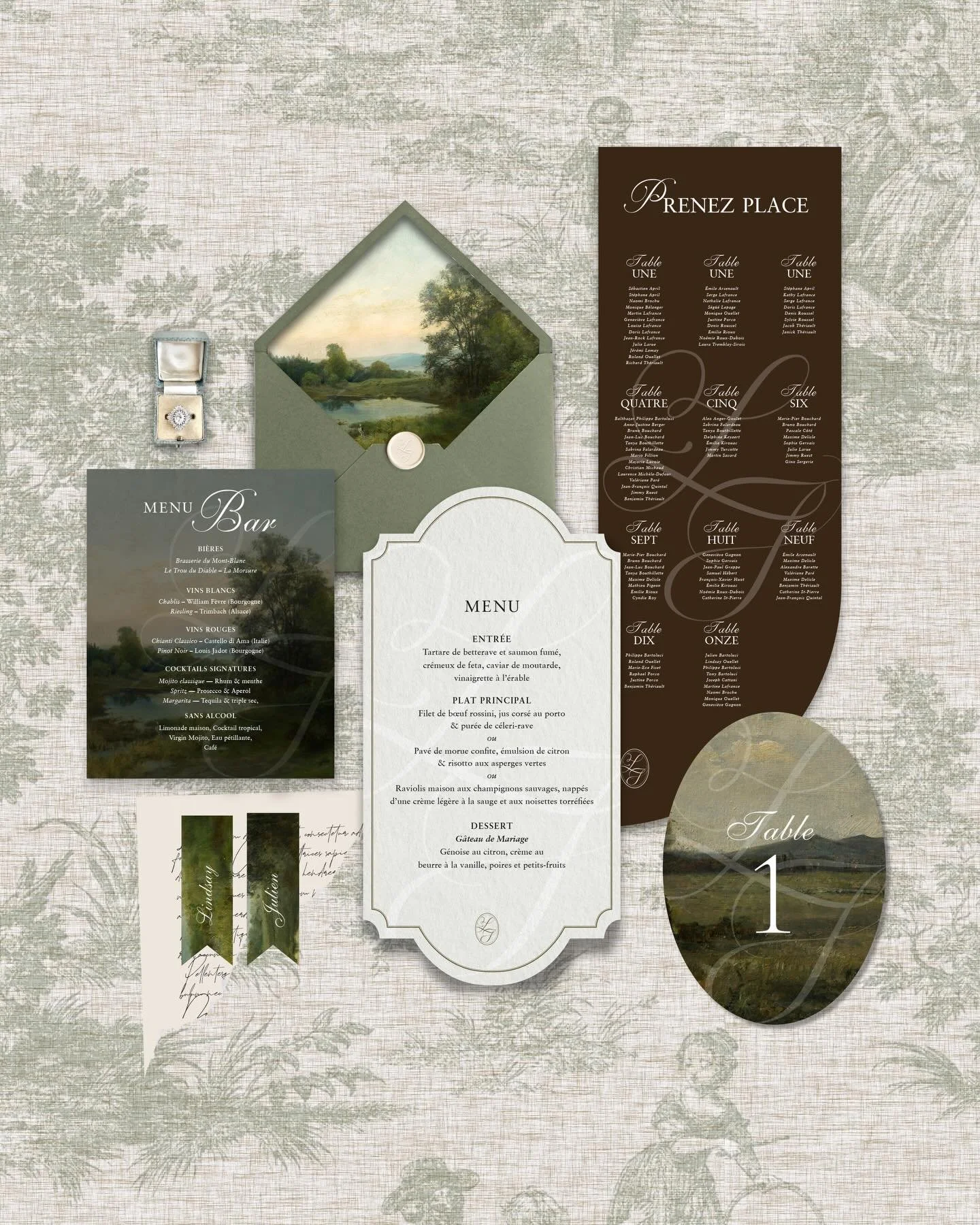 La coh&eacute;rence graphique se glisse dans les d&eacute;tails les plus infimes d&rsquo;un mariage. Rien n&rsquo;est laiss&eacute; au hasard : du papier choisi &agrave; la typographie, des textures aux nuances, chaque &eacute;l&eacute;ment dialogue 