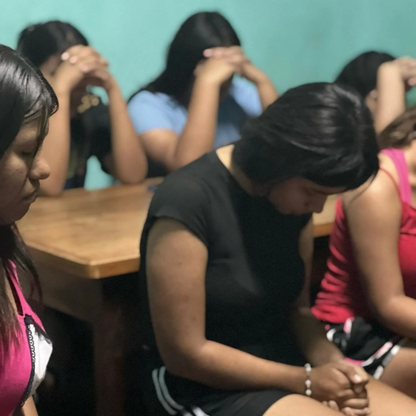 Nuestros j&oacute;venes 🩶
Es una bendici&oacute;n caminar con ellos y juntos estudiar la palabra de Dios, conocer m&aacute;s de su coraz&oacute;n y sus prop&oacute;sitos. 

🙏🏽Te agradecemos nos acompa&ntilde;es orando por ellos, por su relaci&oacu