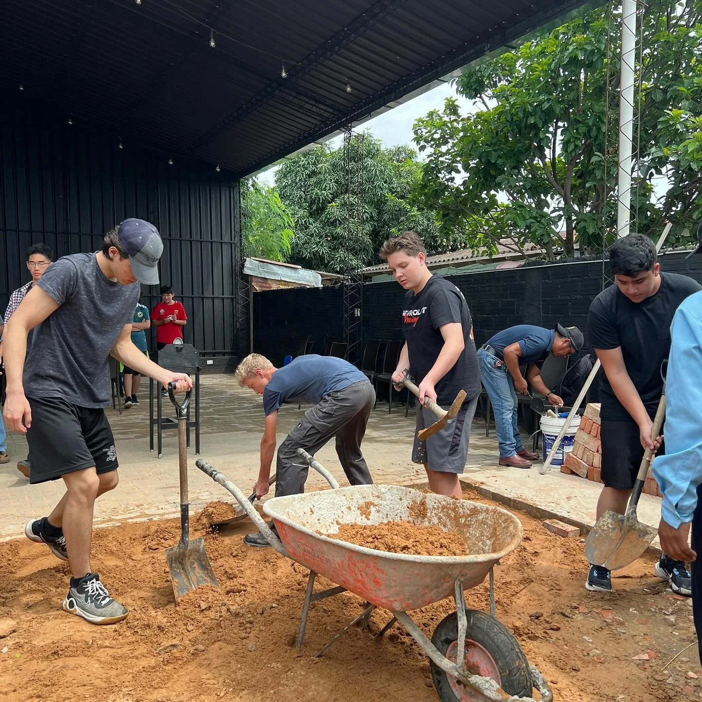 Estamos agradecidos con el grupo de estudiantes del colegio Santa Cruz Christian Learning Center por ayudarnos a terminar parte del piso en el nuevo lugar de Gracia! ✨

🤎 Fue un d&iacute;a de servicio donde los chicos y profes trabajaron con mucho c