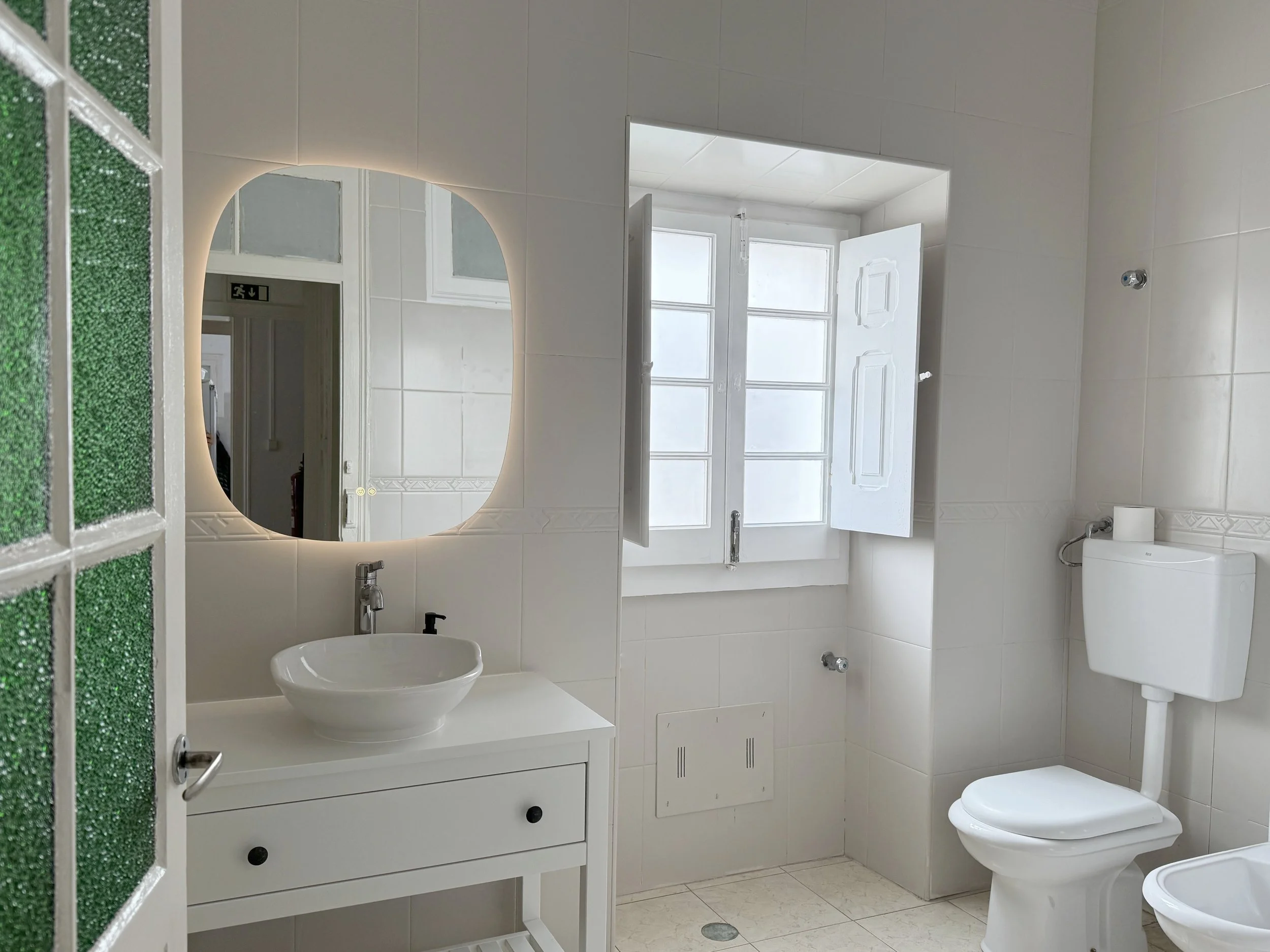 Bathroom downstairs 2.jpg