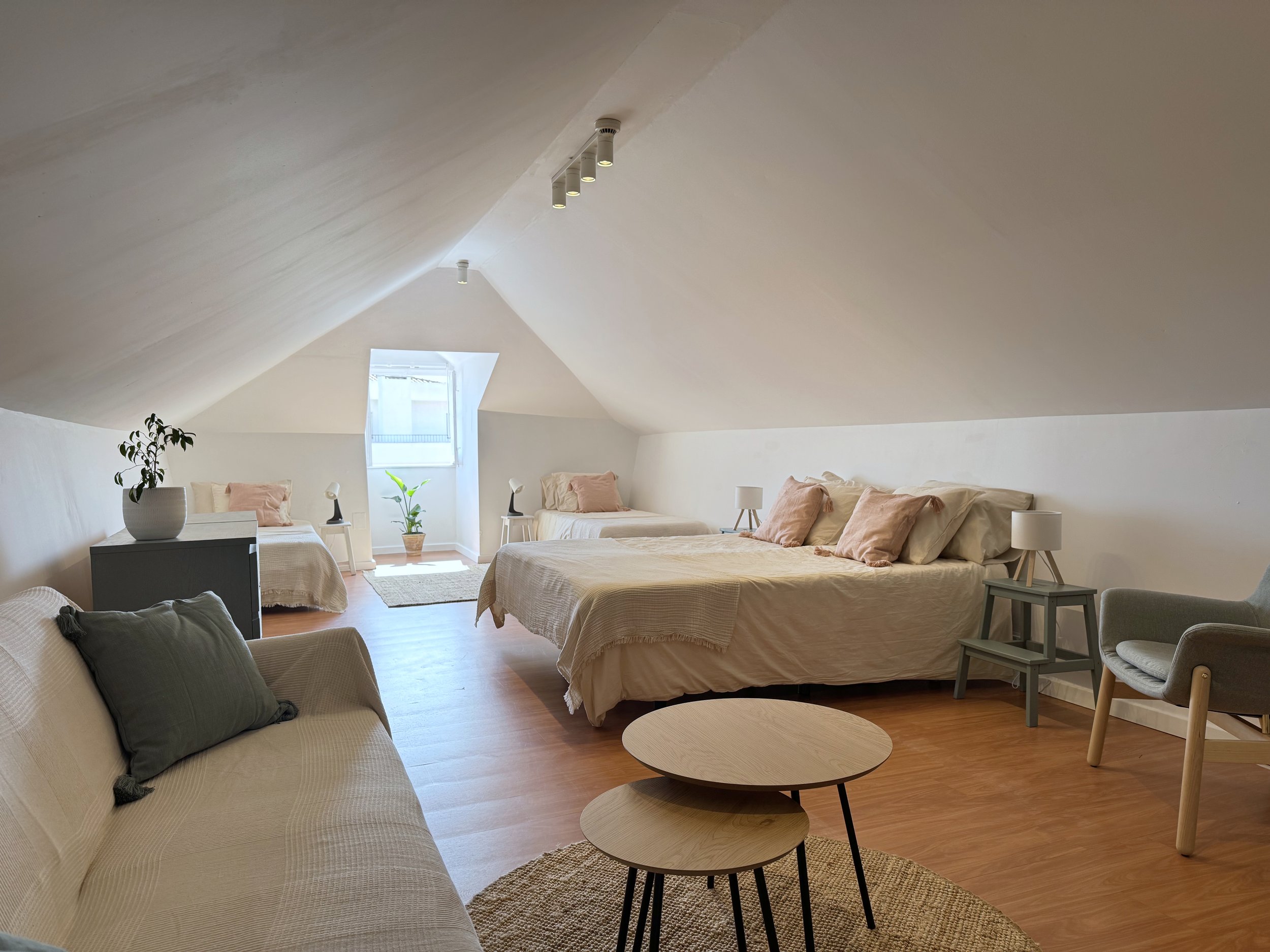 Room 9 full 2.jpg