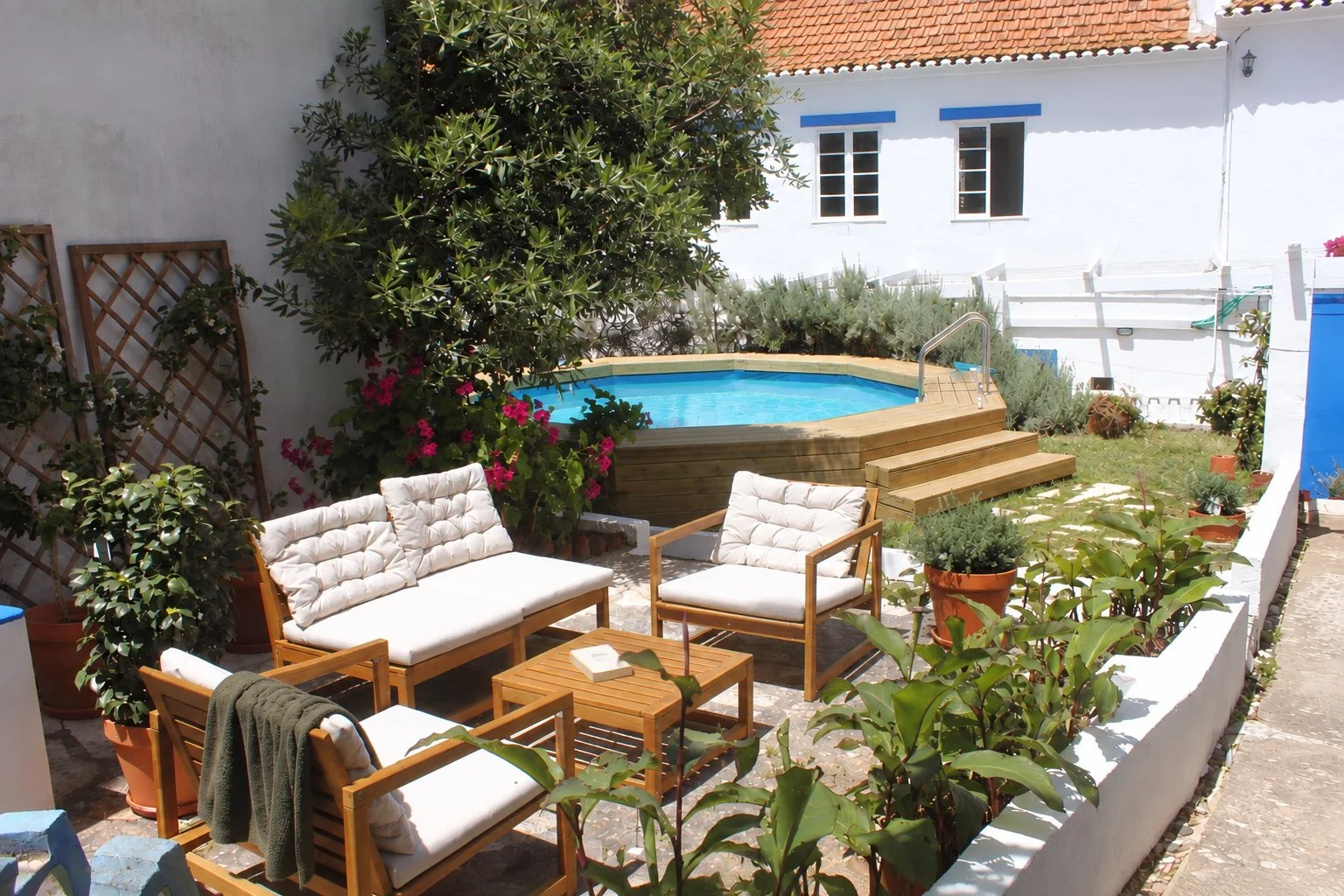 outdoor lounge.jpg