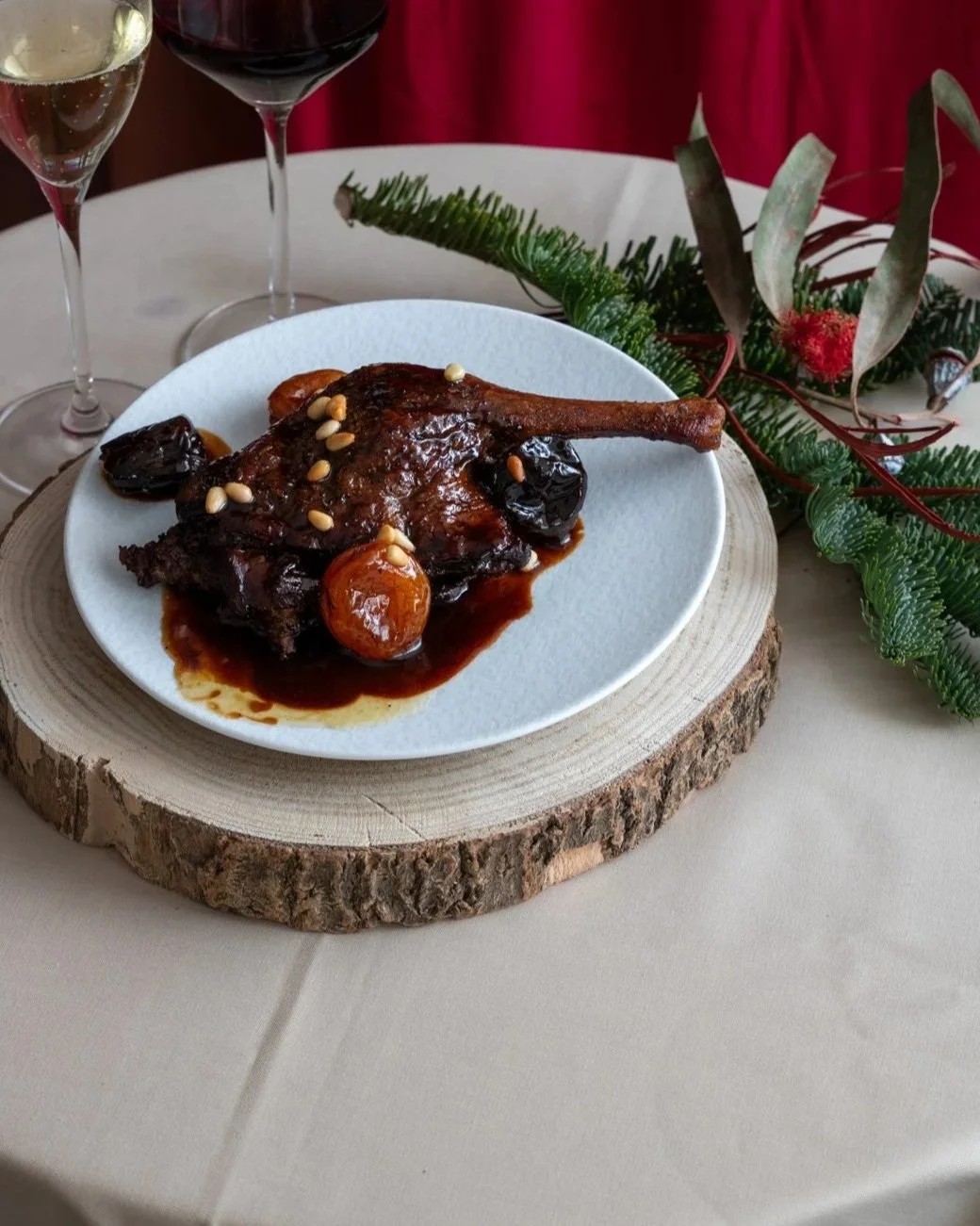 el plat principal - Cuixa d'ànec amb prunes, orellanes i pinyons