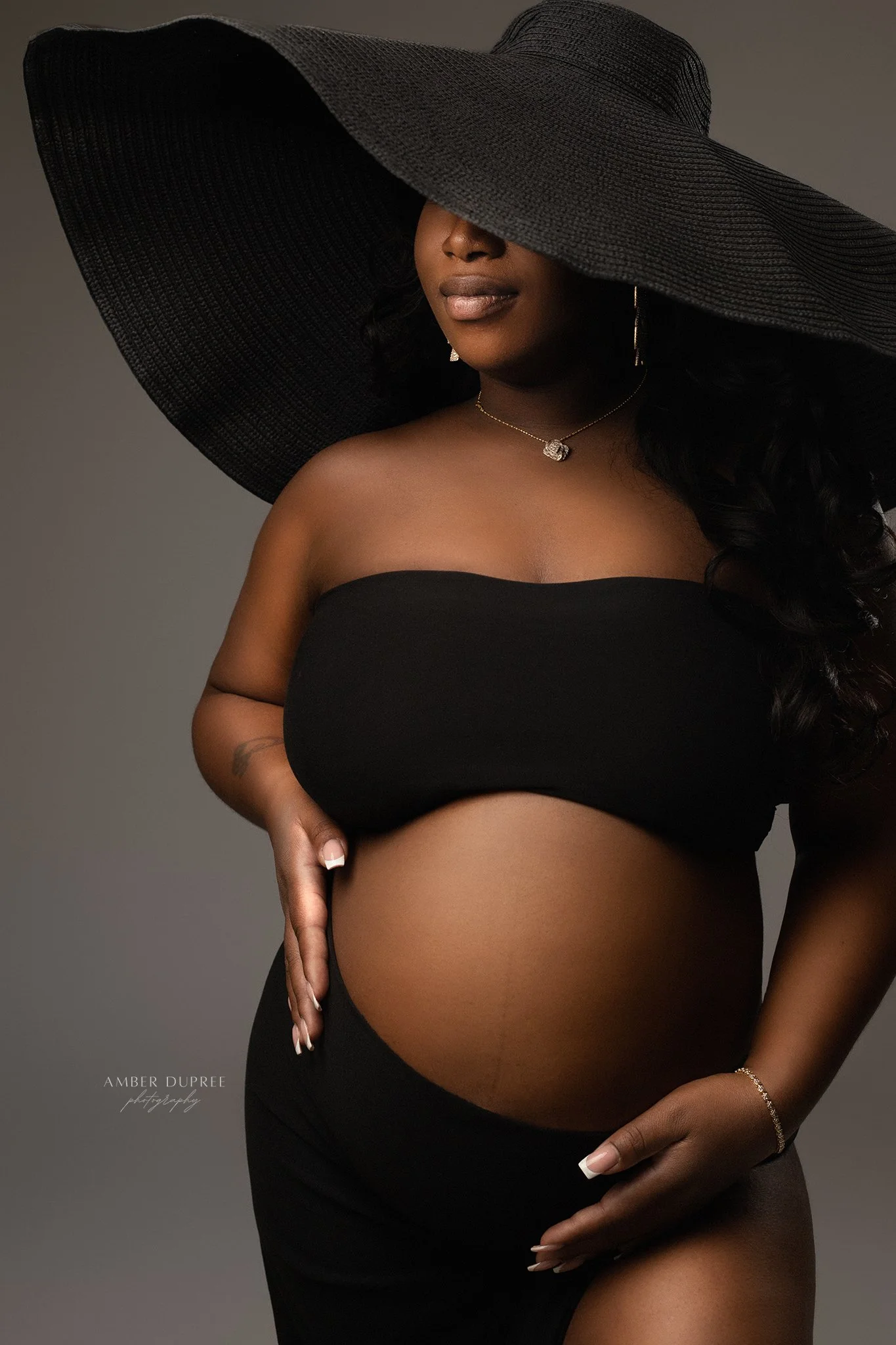 maternity photos with oversized hat