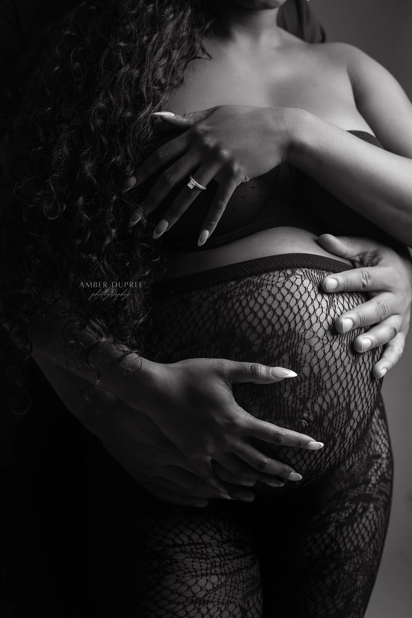 black and white maternity photoshoot ideas