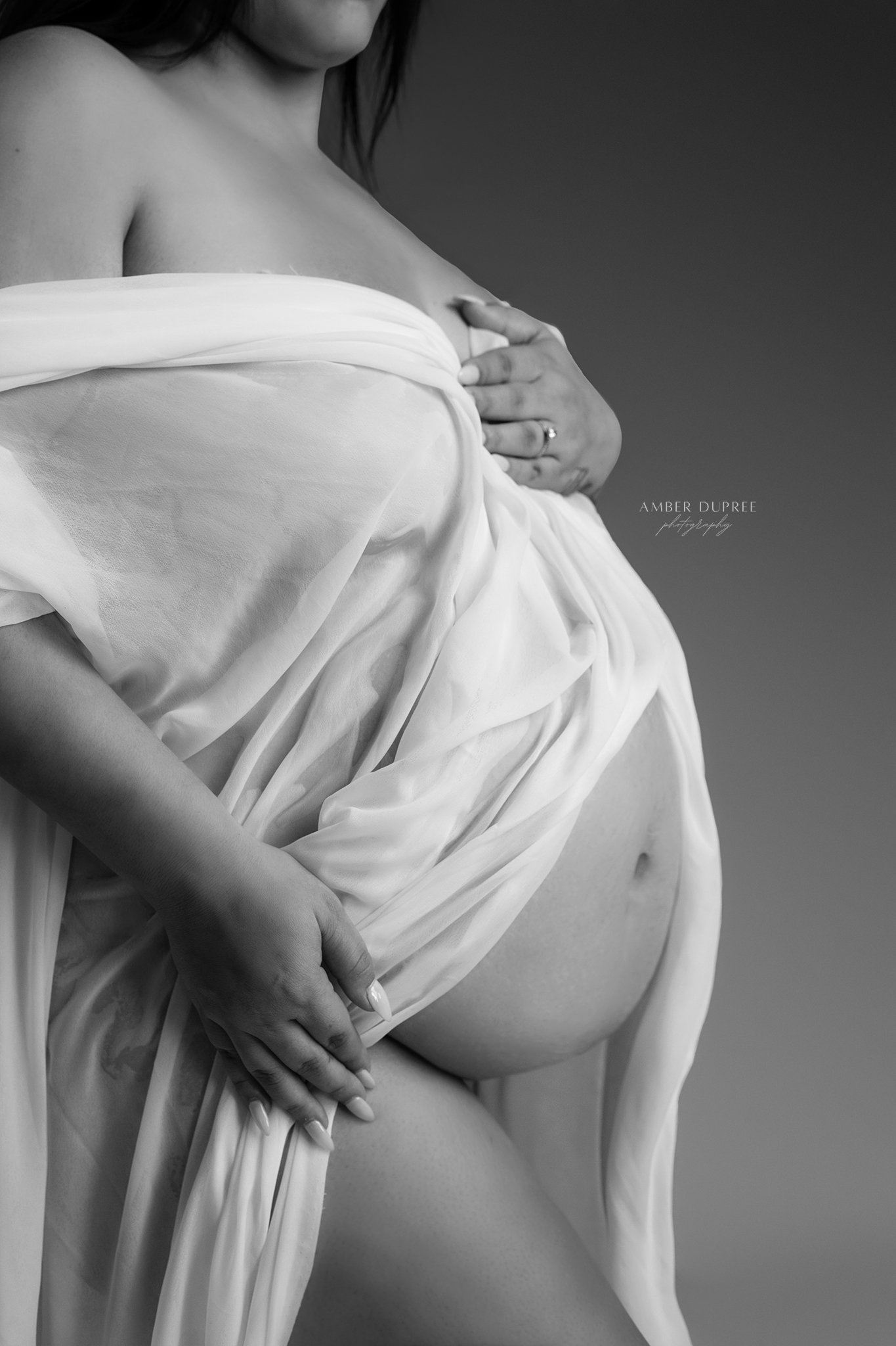 timeless-black-and-white-maternity-photoshoot