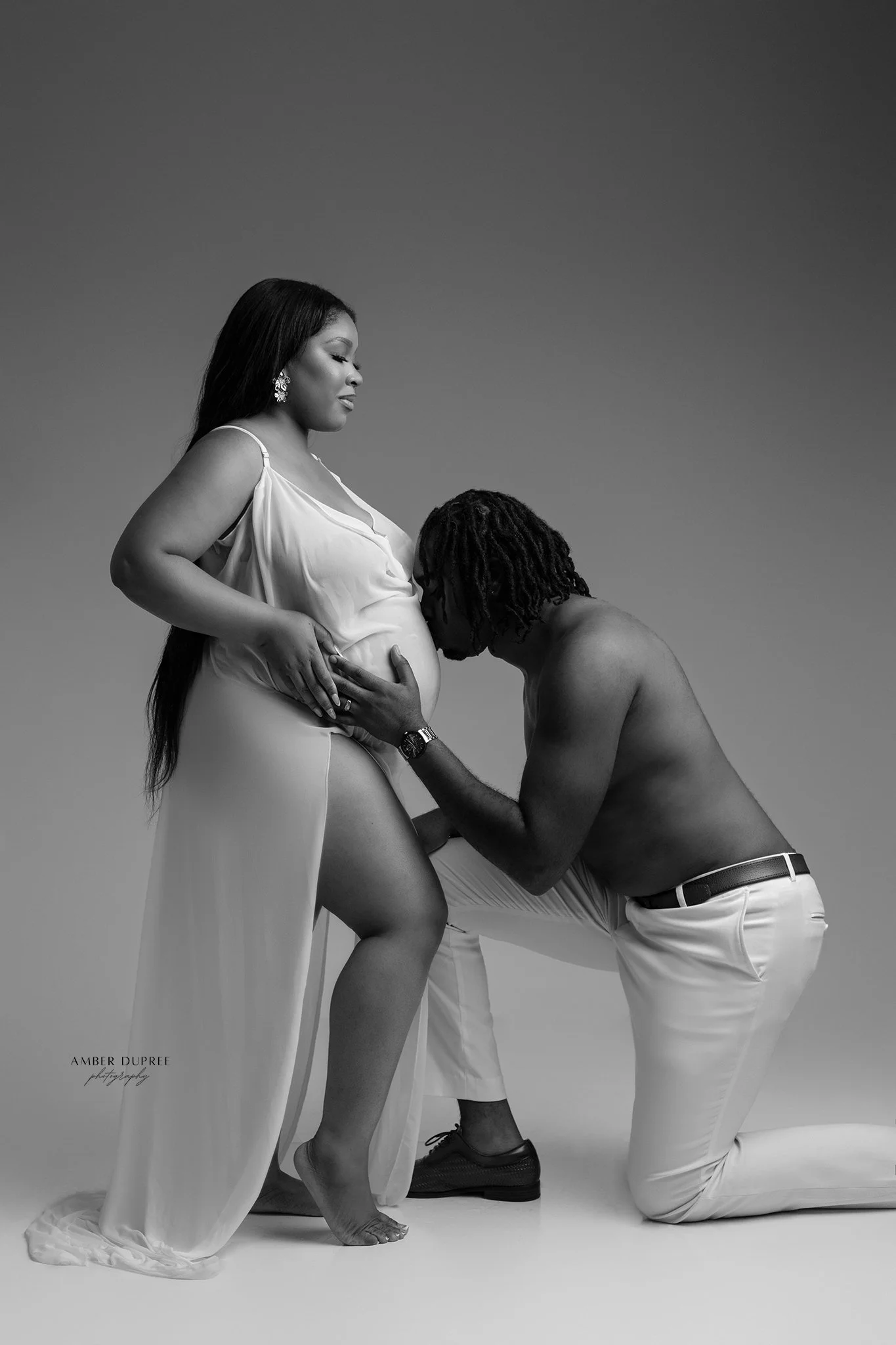 black-and-white-nashville-maternity-couples-posing-ideas