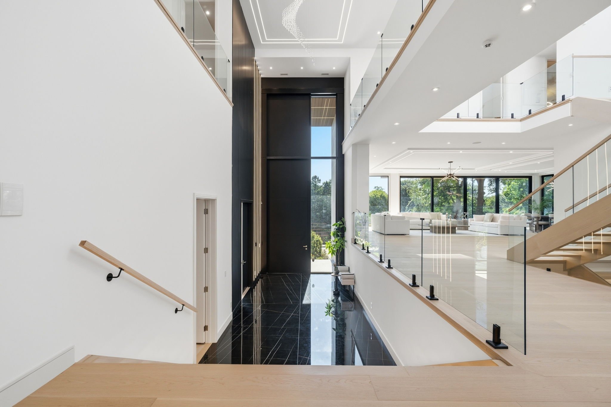 17-web-or-mls-35-riverside-blvd.jpg