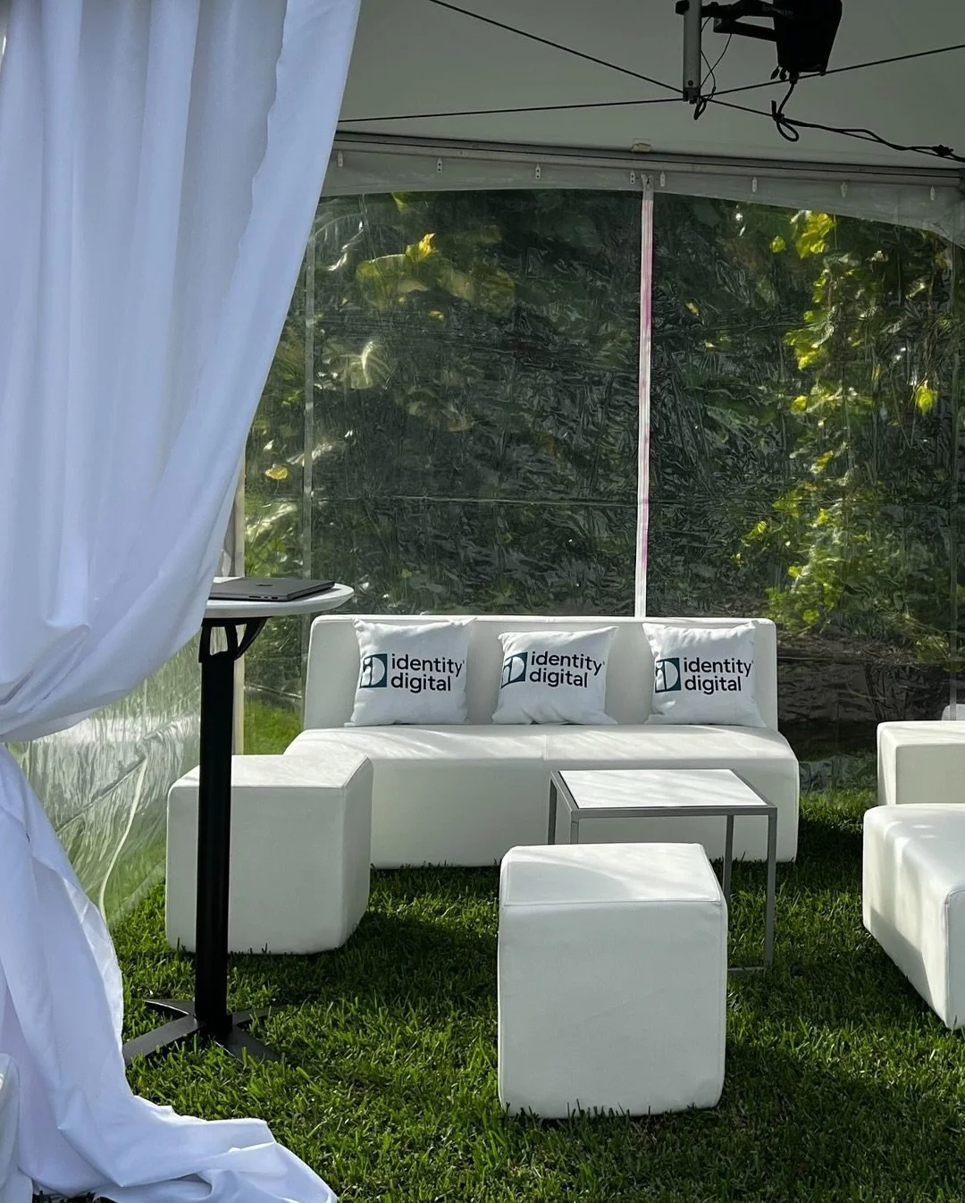 You don&rsquo;t need 4 walls and a door for a private meeting space! Fun in the sun in Miami supporting one of our favorite clients at NamesCon 

#AlleanzaMES #MeetingPlanner #EventProfs #WomenInBusiness #EventsLife #EventsIndustry #ElevateYourExperi