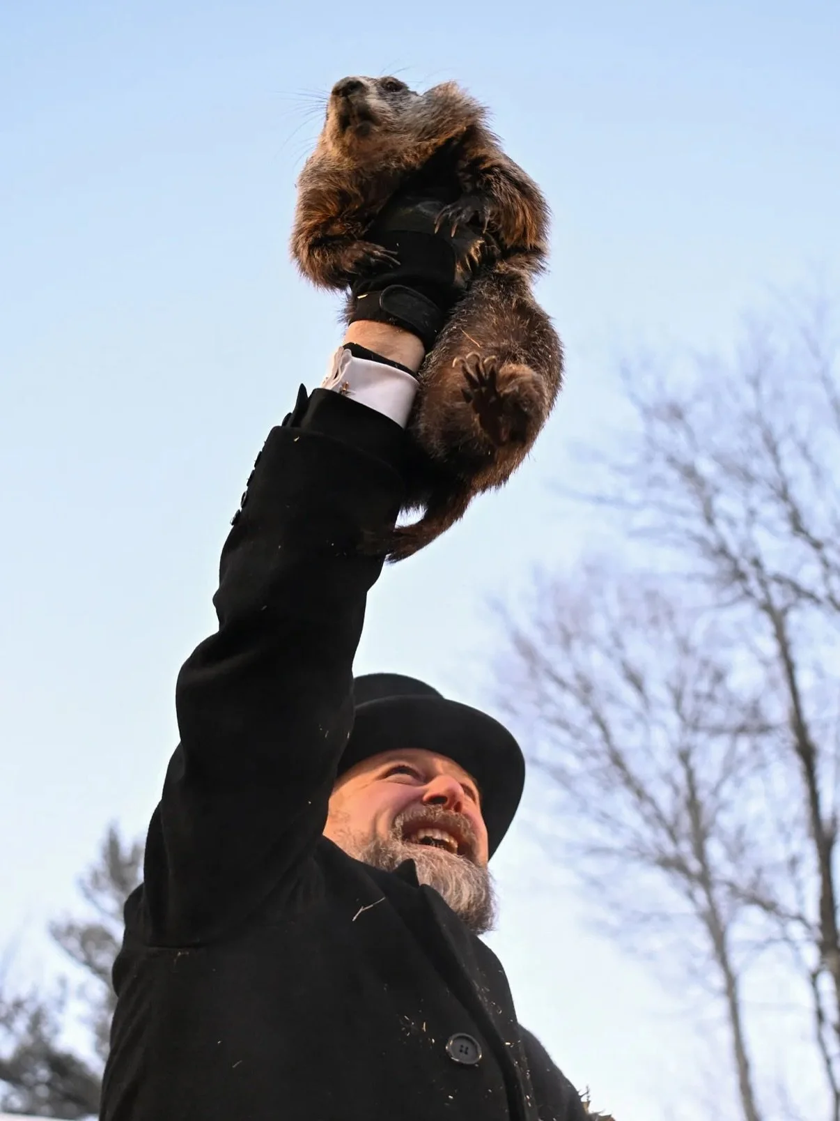 Keep your winter coats, hats, boots and gloves handy! Punxsutawney Phil the groundhog saw his shadow, extending winter for six more weeks 🥶☃️🧤🧣

Photos courtesy of Alan Freed @reuters 

#MeetingPlanner #EventProfs #AlleanzaMES #WomenInBusiness #Ev