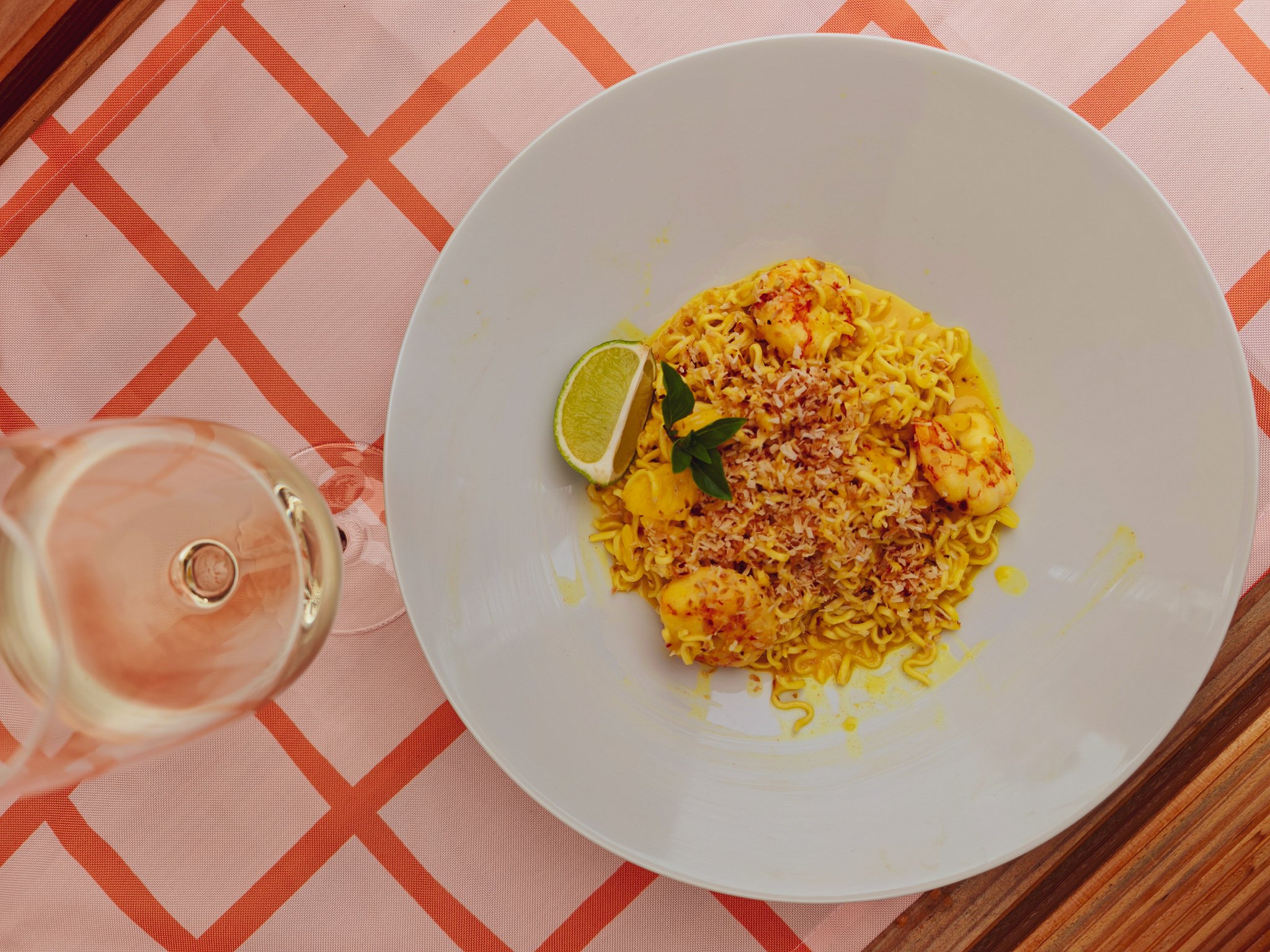 Garnelen mit Kokos-Ananas-Nudeln — Fischzucht Seehof