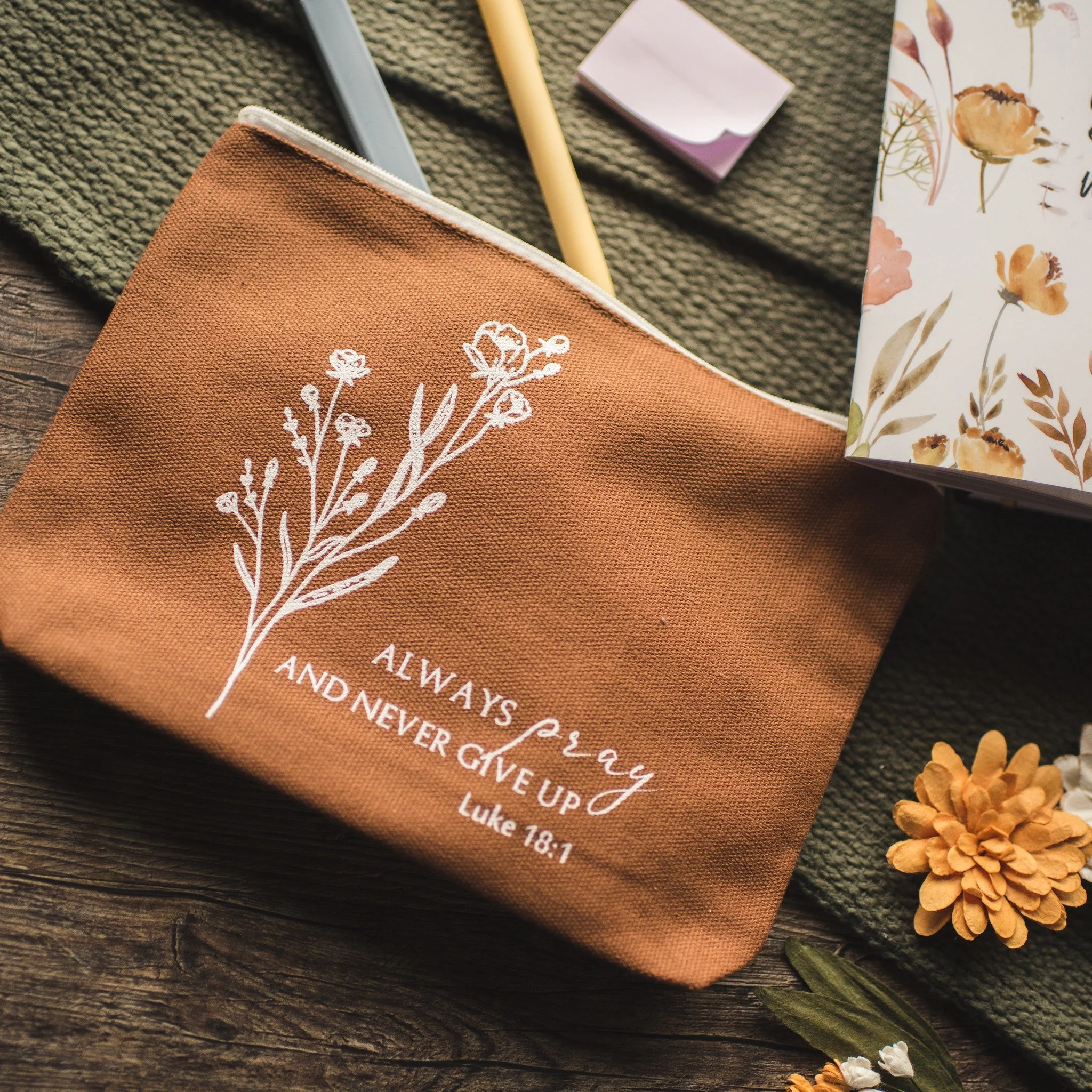 This little journaling pouch from the September subscription is our BONUS for subscribers who joined everseeking by Journaling Week 2025 - and there were a variety of pouches, with different colors and verses to encourage us!
For example, with this