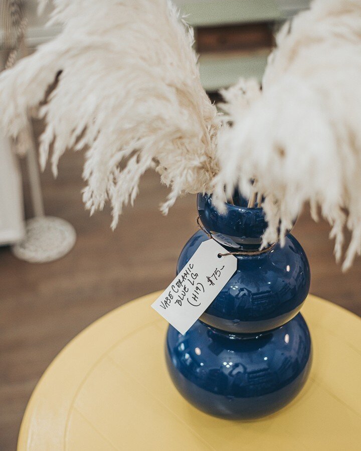 This stunning vase is waiting for a new home! In a rich royal blue color, this vase will go perfectly with creams, yellows, tans, pinks, and whites! ⁠
⁠
💙⁠
⁠
#bergencounty #downtownjc #hobokeneats #hobokengirl #hobokenlife #hobokenliving #hobokenmom