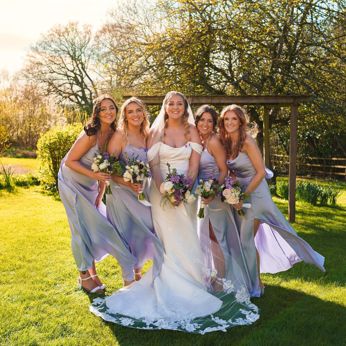 ❤️ Beautiful Abbi @abbsssg and her lovely bridesmaids

📸 Thank you Carlos @cazevedophotography for such gorgeous images

#weddingflowers #weddingflorist #bridalbouquet #bridesmaids #girlgang #besties #wedding #florist #springwedding #spring #country