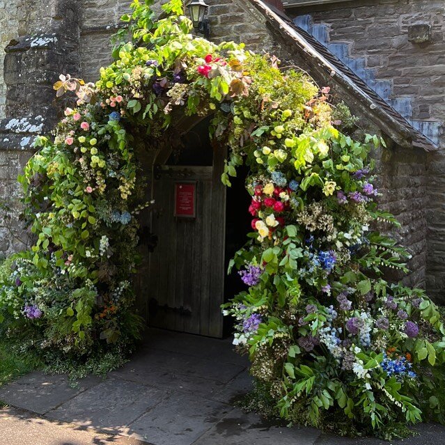 🤩 Awesome arch 

🤩 So many people passing by stopped to admire Alice&rsquo;s design at the weekend&hellip; @alicevinefloraldesign you are magical!