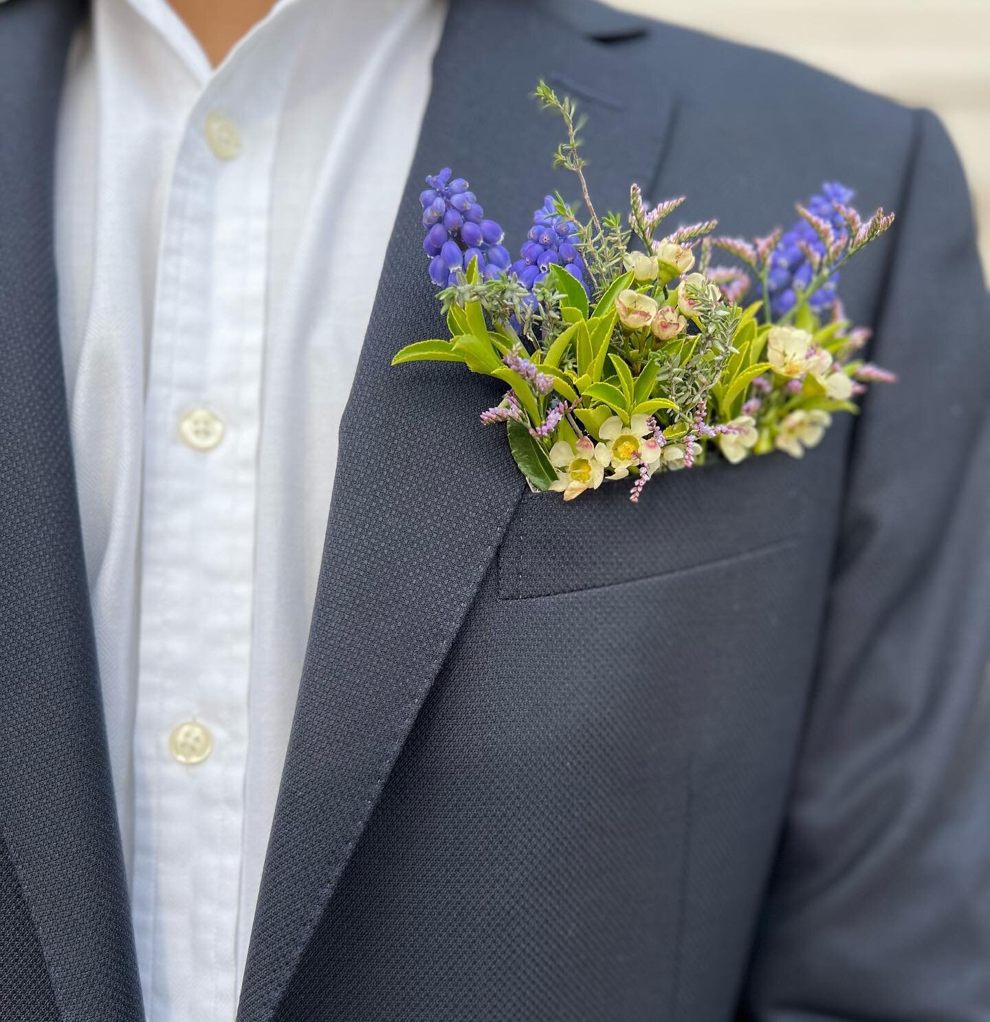 🎩 Dapper!

🤵&hellip;trad buttonhole not your thing&hellip;

💐 &hellip;a pocket boutonni&egrave;re might be more your style!

#pocketboutonniere #weddingflowers #weddingpartyflowers #weddinginspo #eventflowers #springwedding #buttonhole