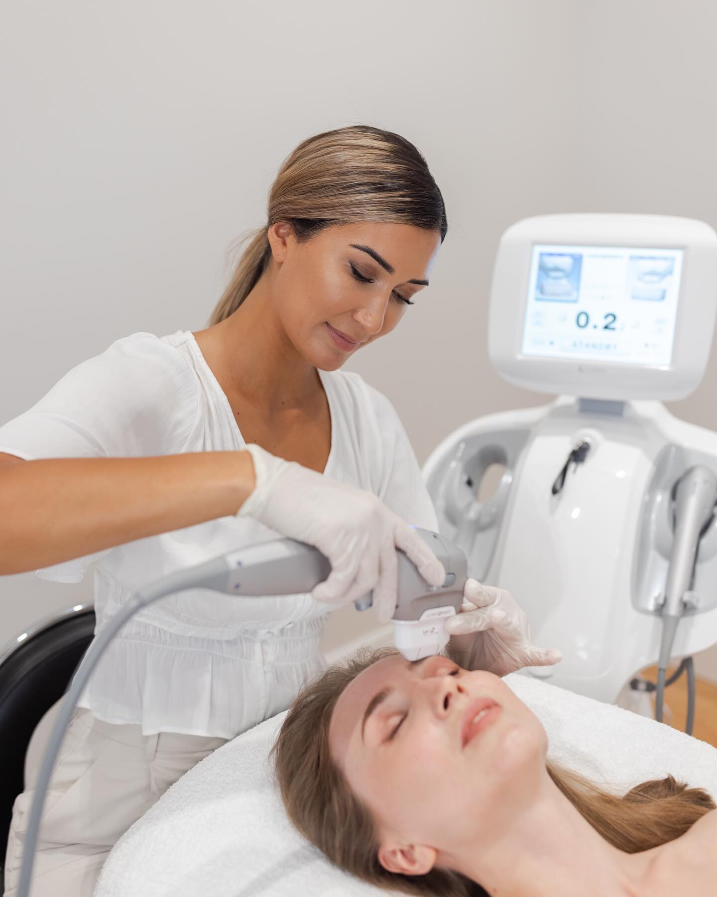 Lift, tighten, contour with Ultraformer 3, Hight Intensity Ultrasound Device. Using different cartridges we can target different layers in the skin for the ultimate results. ✨ 

Ultrasound energy is an acoustic energy, that without damaging the skin 
