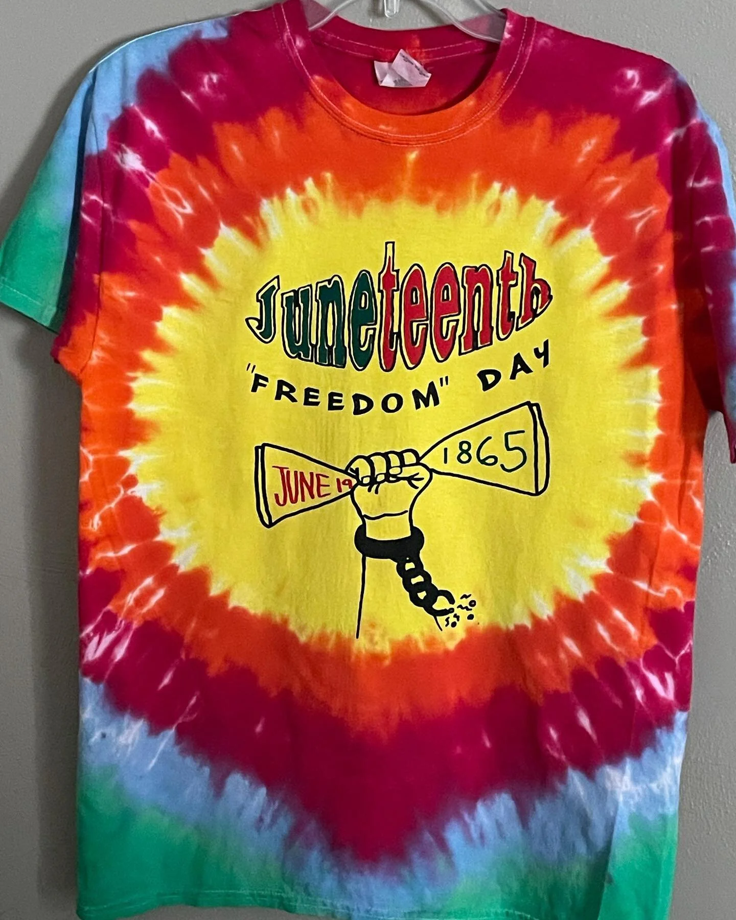 we celebrate whether its federal or not. witcha black ass! 🗣👑🌞

#handprinted #screenprinted #blackowned #blackwomanowned #supportyourlocalprinter #blackbrandsrunamerica