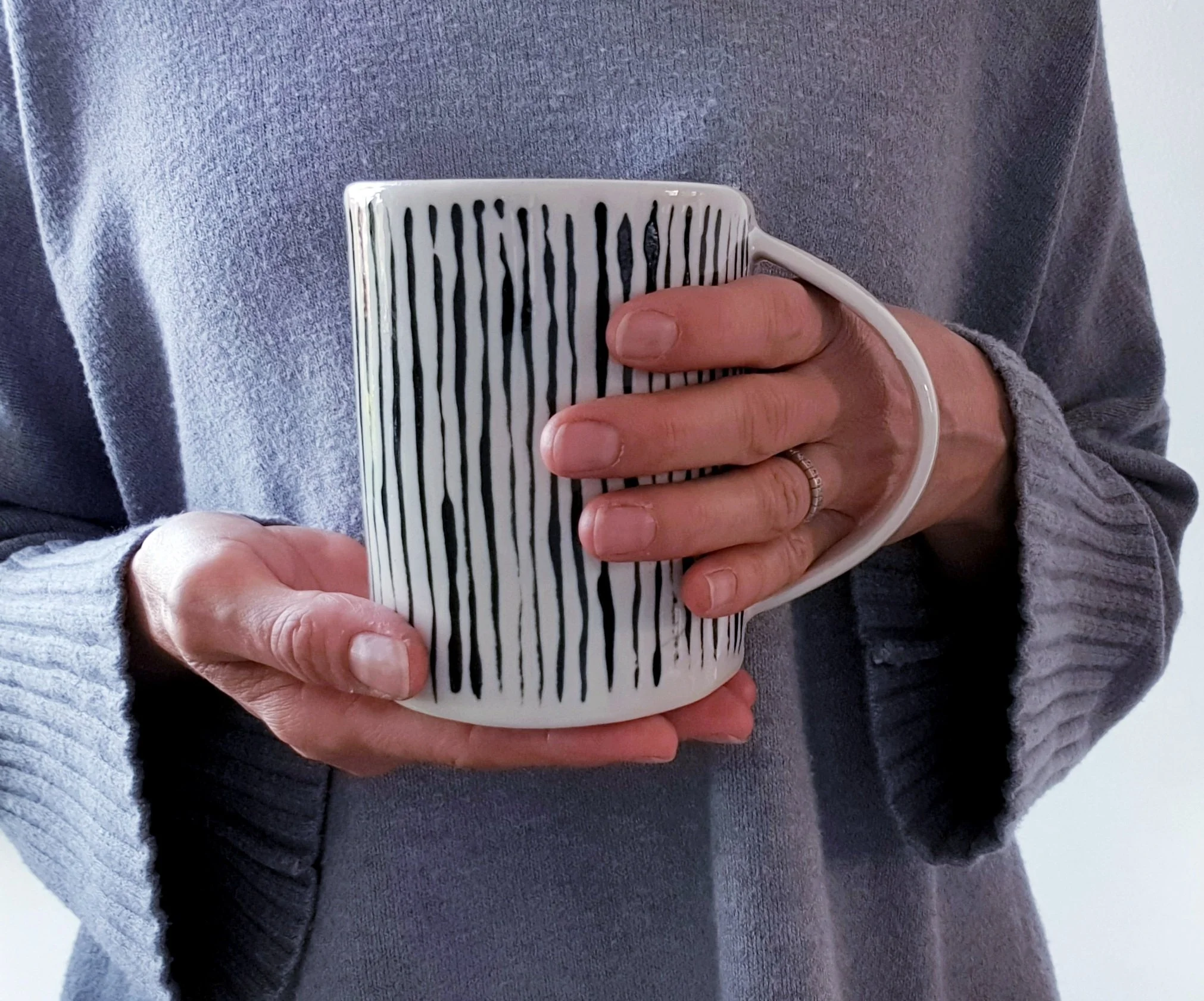 Mug artigianale puntinata blu – Ceramica fatta a mano (H 11 cm, Ø 9 cm)