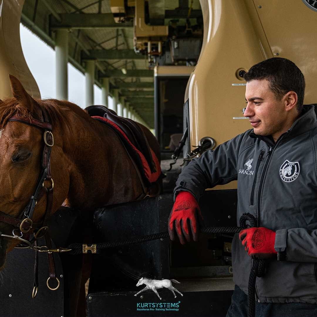 Picture of the day!🐎😄
Always working with a smile on.
-------
Follow @kurtsystems on IG if you're a horse owner/trainer.
.
.
#kurtsystems #technology #kingwoodstud #horses #horseowner #pretraining #racetraining #pretraining_programme