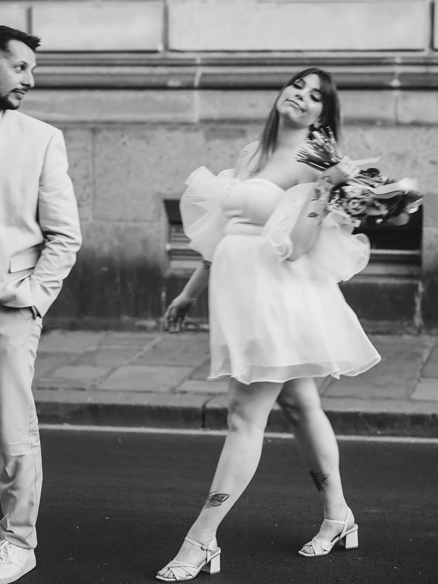SHOOTING 🍟🥙

🔸Aujourd&rsquo;hui, escapade dans les rues de Rennes pour un&nbsp;mariage improvis&eacute;, compl&egrave;tement d&eacute;jant&eacute;&hellip; et furieusement vivant !

⚠️ TW : &acirc;mes (florales) sensibles s'abstenir ⚠️

🔸Une robe 