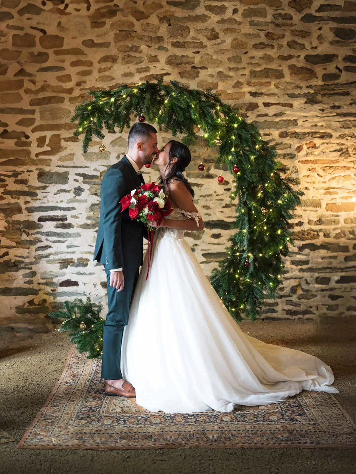 🎄 Mariage &agrave; No&euml;l ✨

🔸 Les citrouilles et fausses toiles d'araign&eacute;es sont rang&eacute;es depuis longtemps, les plus &quot;extr&ecirc;mes&quot; (mes soeurs 😂) ont ressorti le sapin dans la foul&eacute;e. 
Mariah Carey se rappelle 