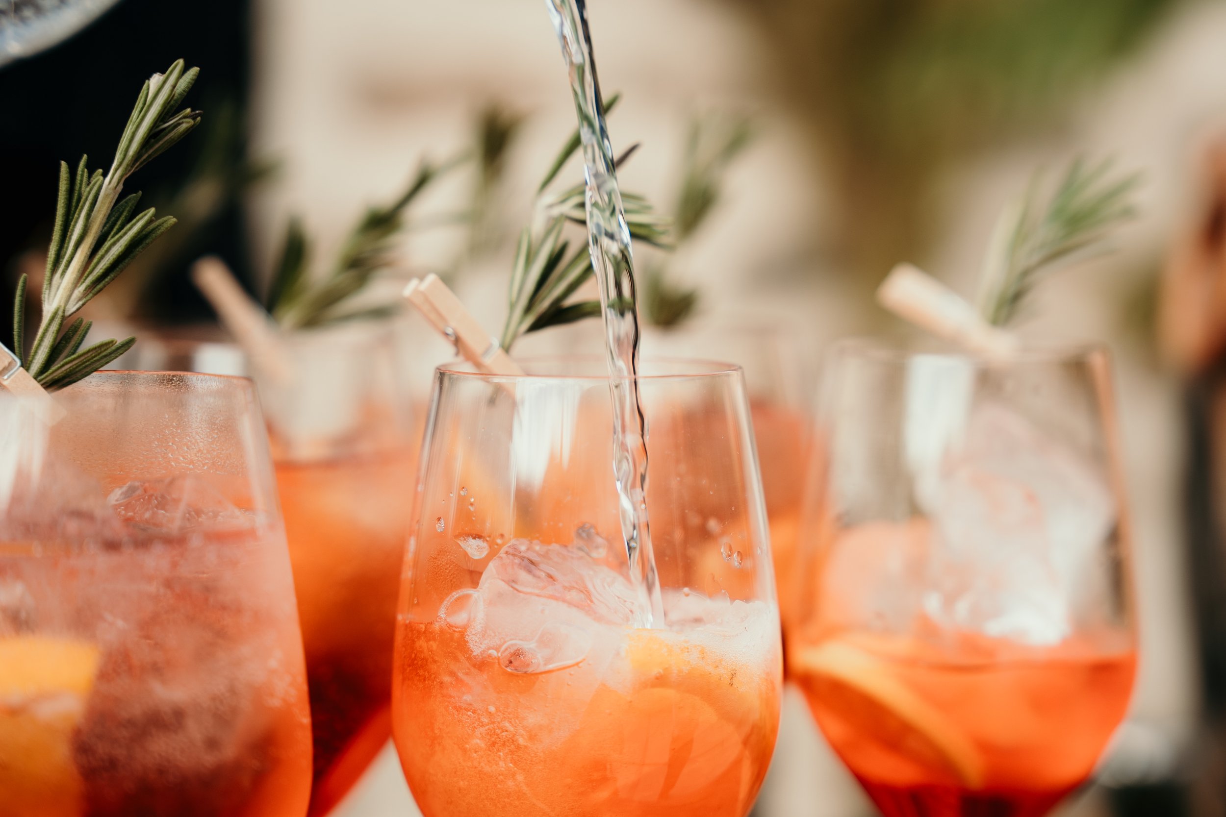5 idées de boissons chics pour un cocktail de mariage sans alcool