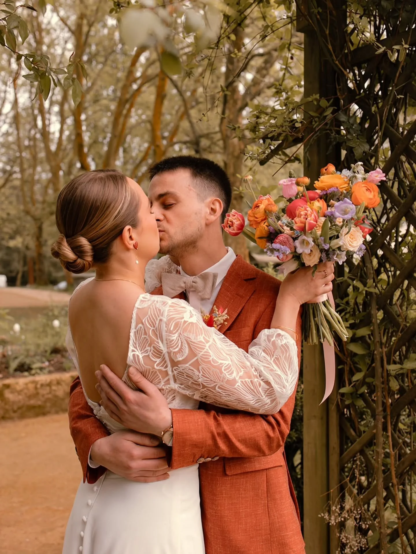MARIAGE 💛✨

🔸 Une histoire qui prend le temps&hellip; et un mariage qui leur ressemble, tout simplement.

🔸 Direction le @domaineduboiscoquet pour une journ&eacute;e chaleureuse, vivante et pleine de sinc&eacute;rit&eacute;, &agrave; l&rsquo;image