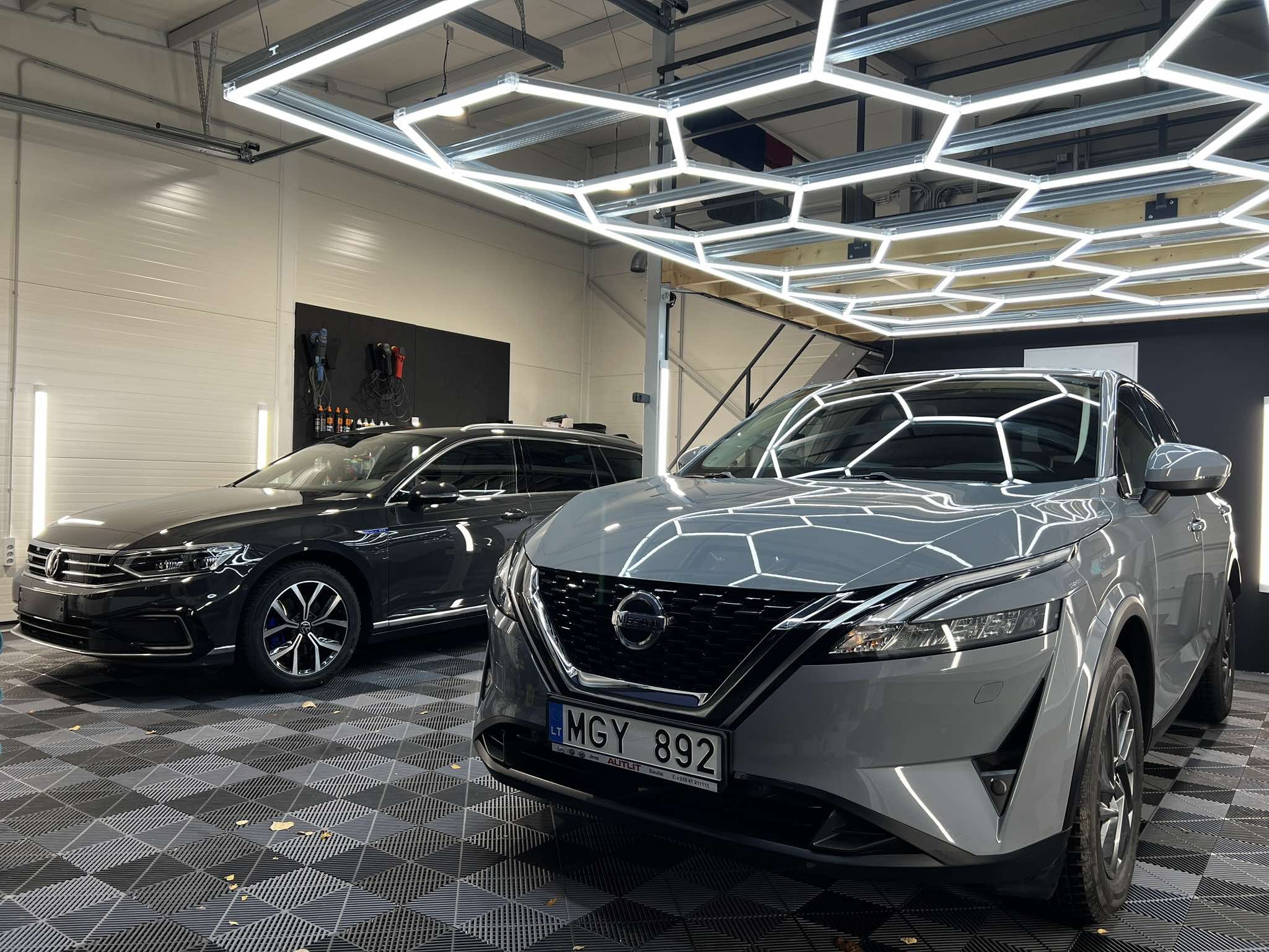 Profesionalus automobilio blizginimas – rezultatas prieš ir po
Mile Detailing paslauga – poliravimas ir ilgalaikė apsauga
Nano danga ant automobilio paviršiaus po poliravimo
Rezultatai po antro lygio gilaus automobilių poliravimo
Automobilių poli