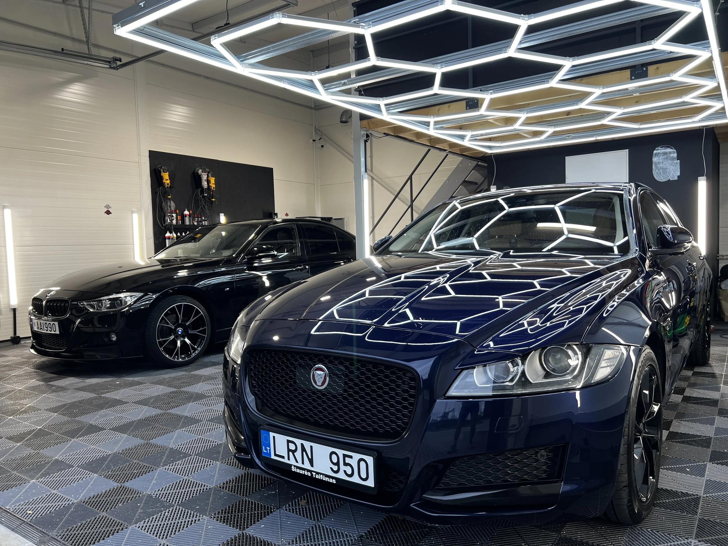 Rankinė automobilių plovykla Šiauliuose – detalus automobilio plovimas
Profesionalus rankinis automobilių plovimas ir priežiūra Šiauliuose
Premium automobilių plovimas ir automobilio išorės valymas Šiauliuose
Detalus išorės plovimas ir ratlankių valy