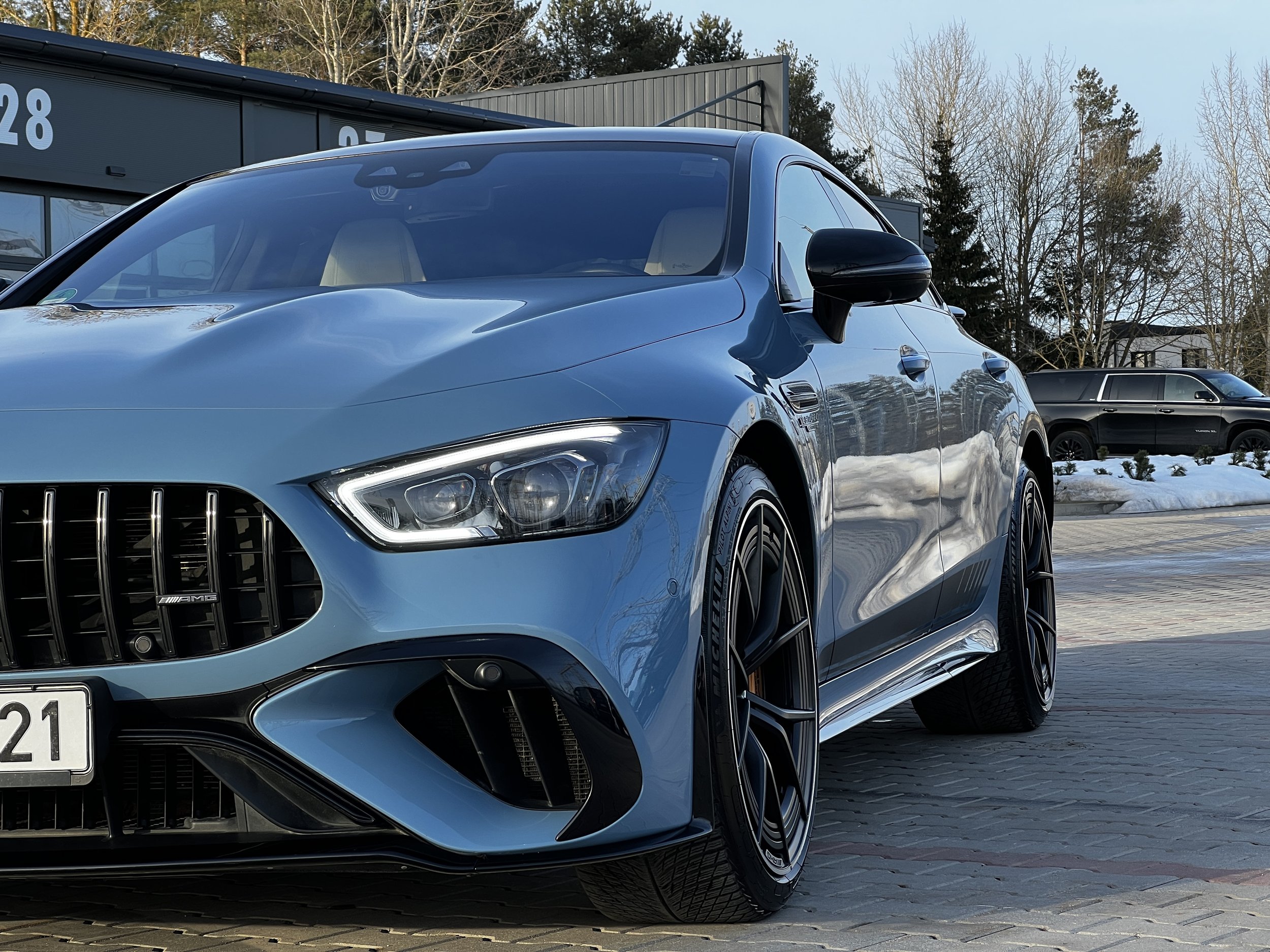 Rankinis automobilių plovimas Šiauliuose – kruopštus automobilio kėbulo, ratlankių, stiklų ir padangų valymas, profesionali automobilio priežiūra bei nepriekaištingai švari automobilio išorė.