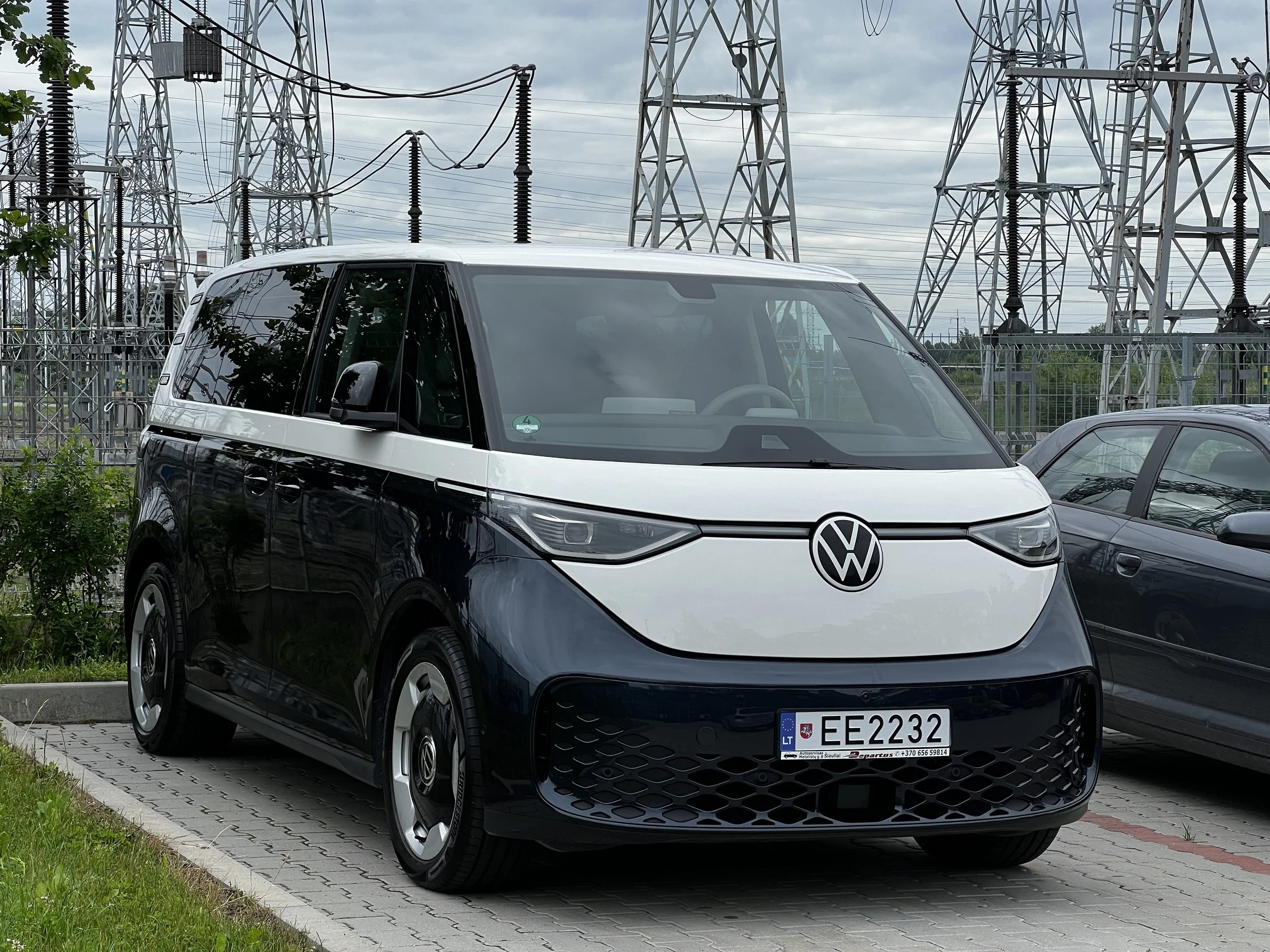 Detalus automobilio išorės plovimas Šiauliuose – giluminis kėbulo valymas, metalo dulkių ir dervų šalinimas, automobilio paruošimas keraminei arba nano apsauginei dangai bei ilgalaikis blizgesys.